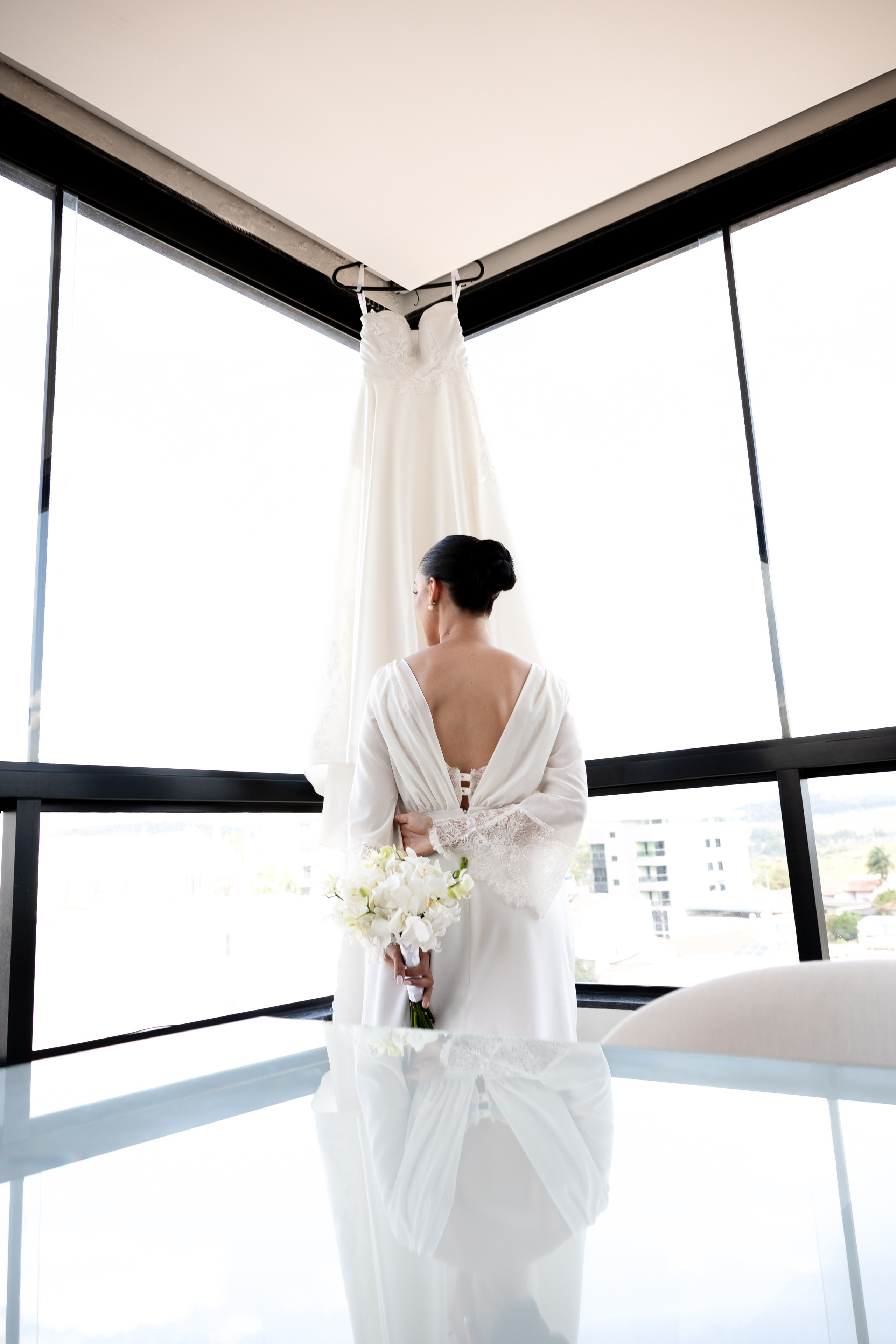 Making of de noiva, vestida com robe branco longo