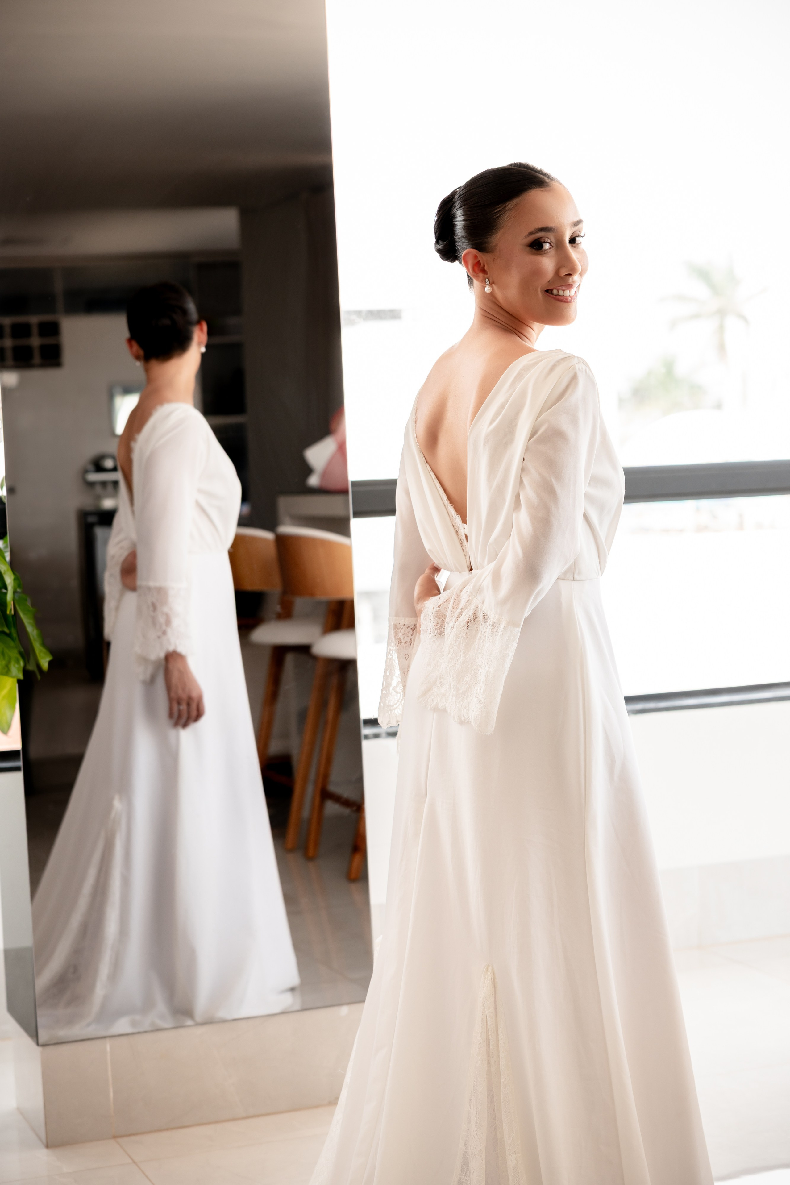 Making of de noiva, vestida com robe branco longo