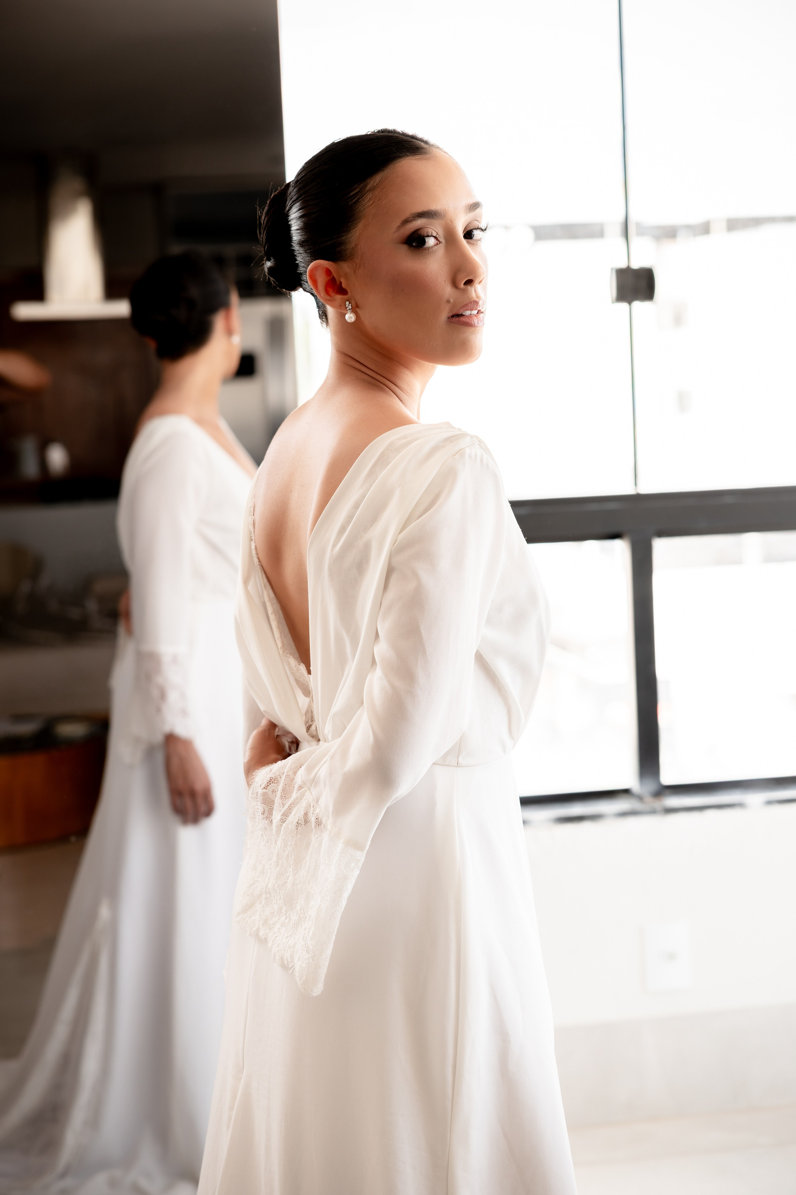 Making of de noiva, vestida com robe branco longo
