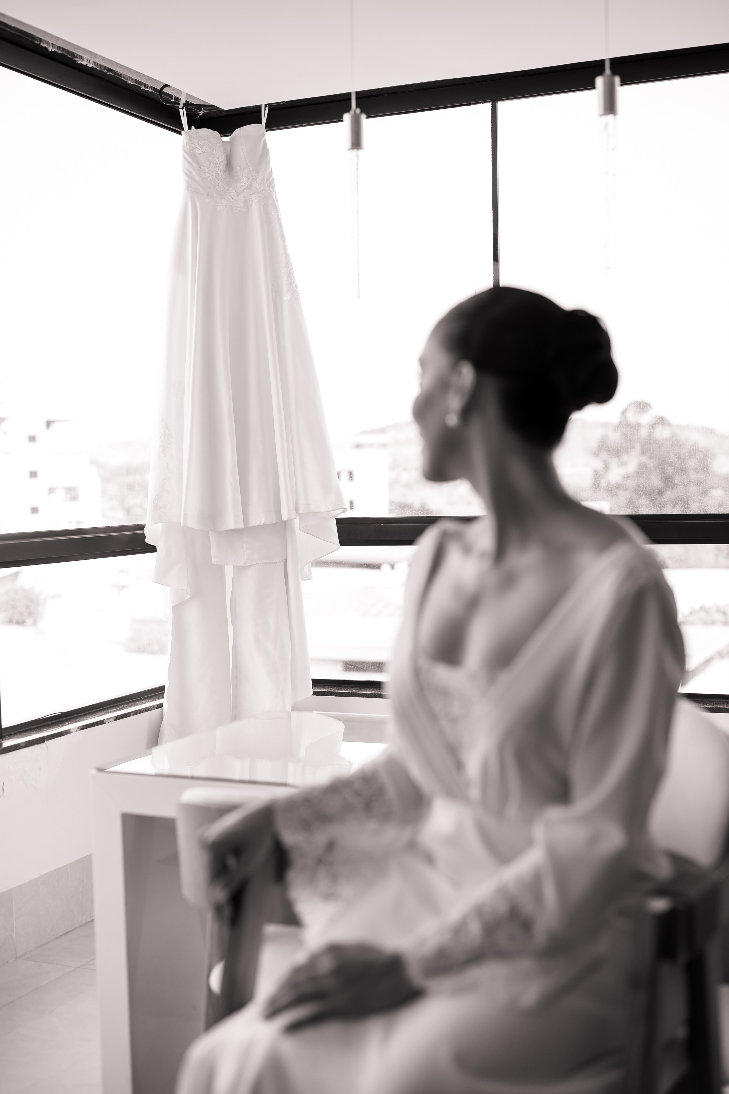 Making of noiva olhando para o vestido