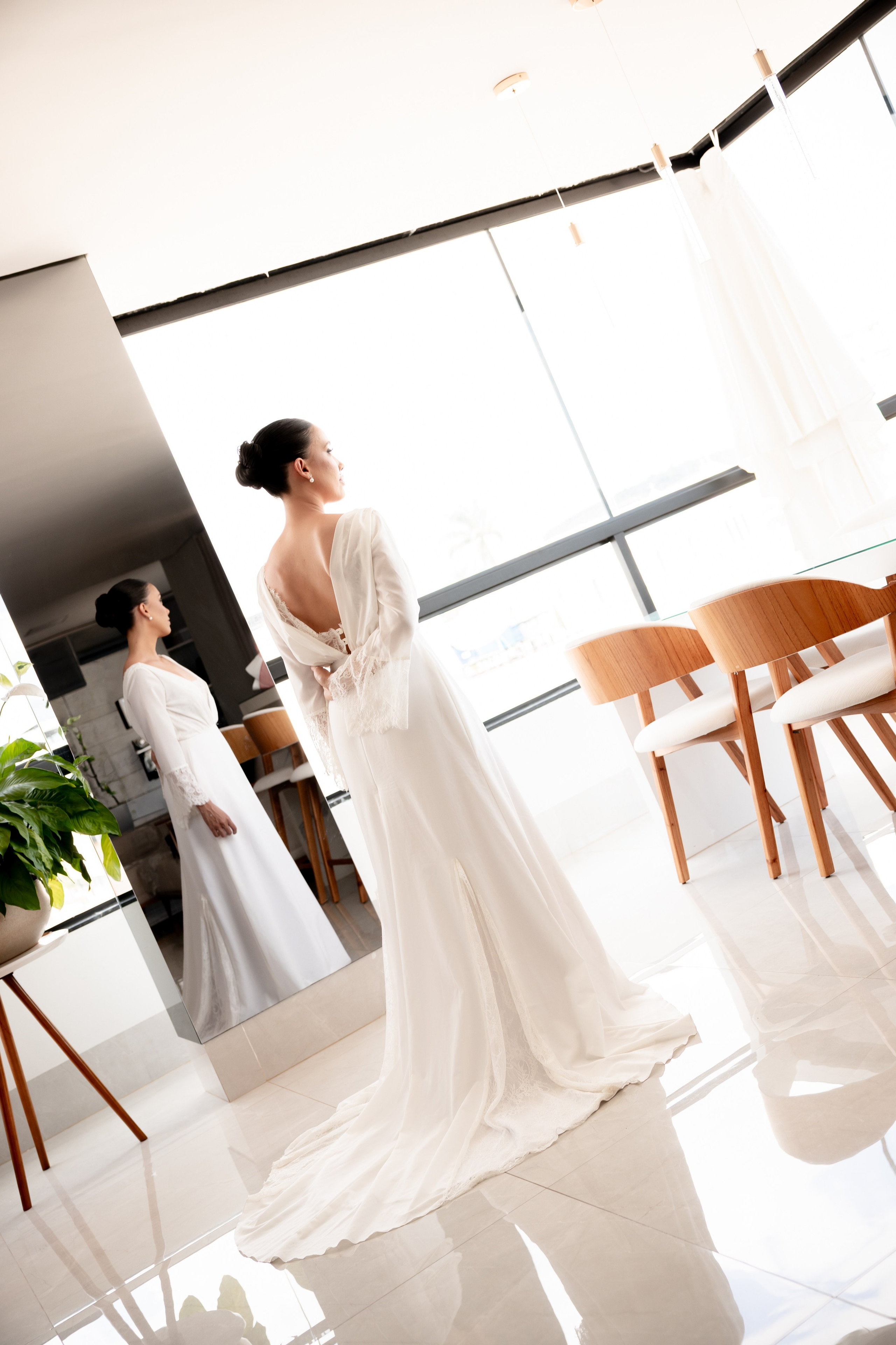Making of de noiva, vestida com robe branco longo de costas