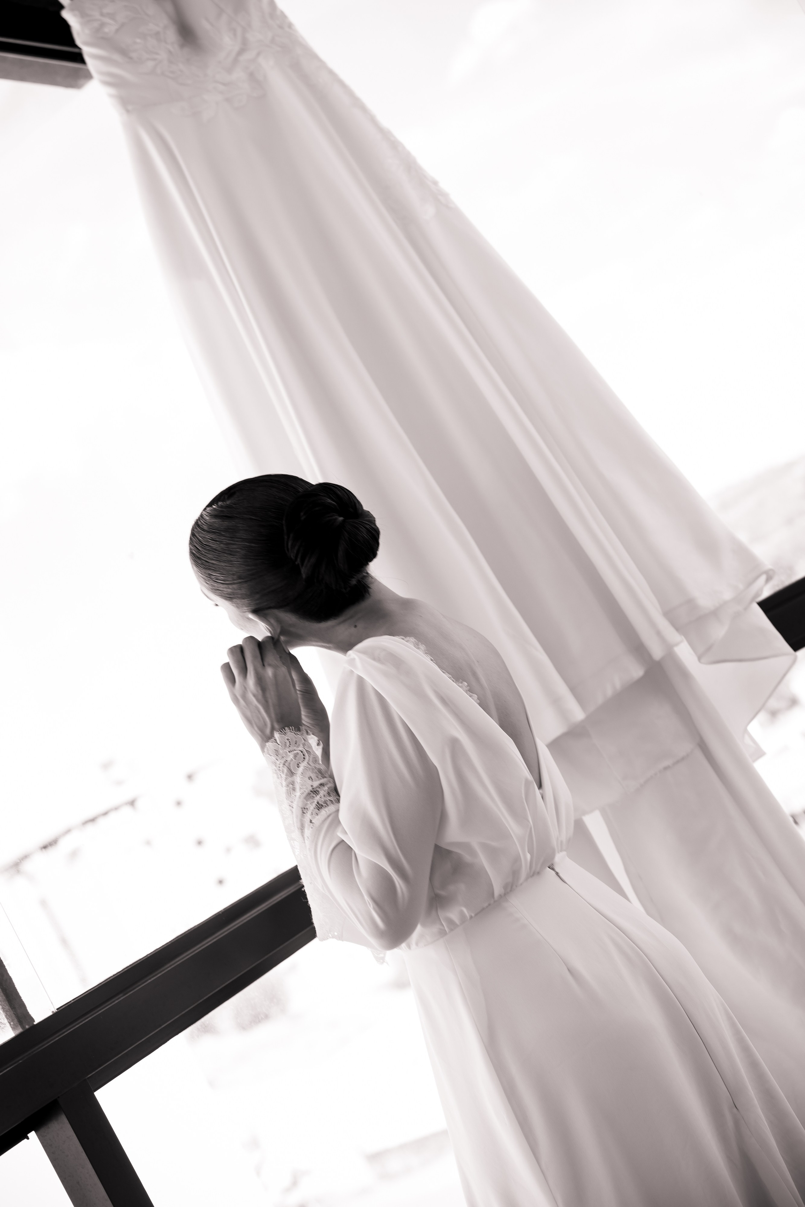 Making of de noiva, vestida com robe branco longo