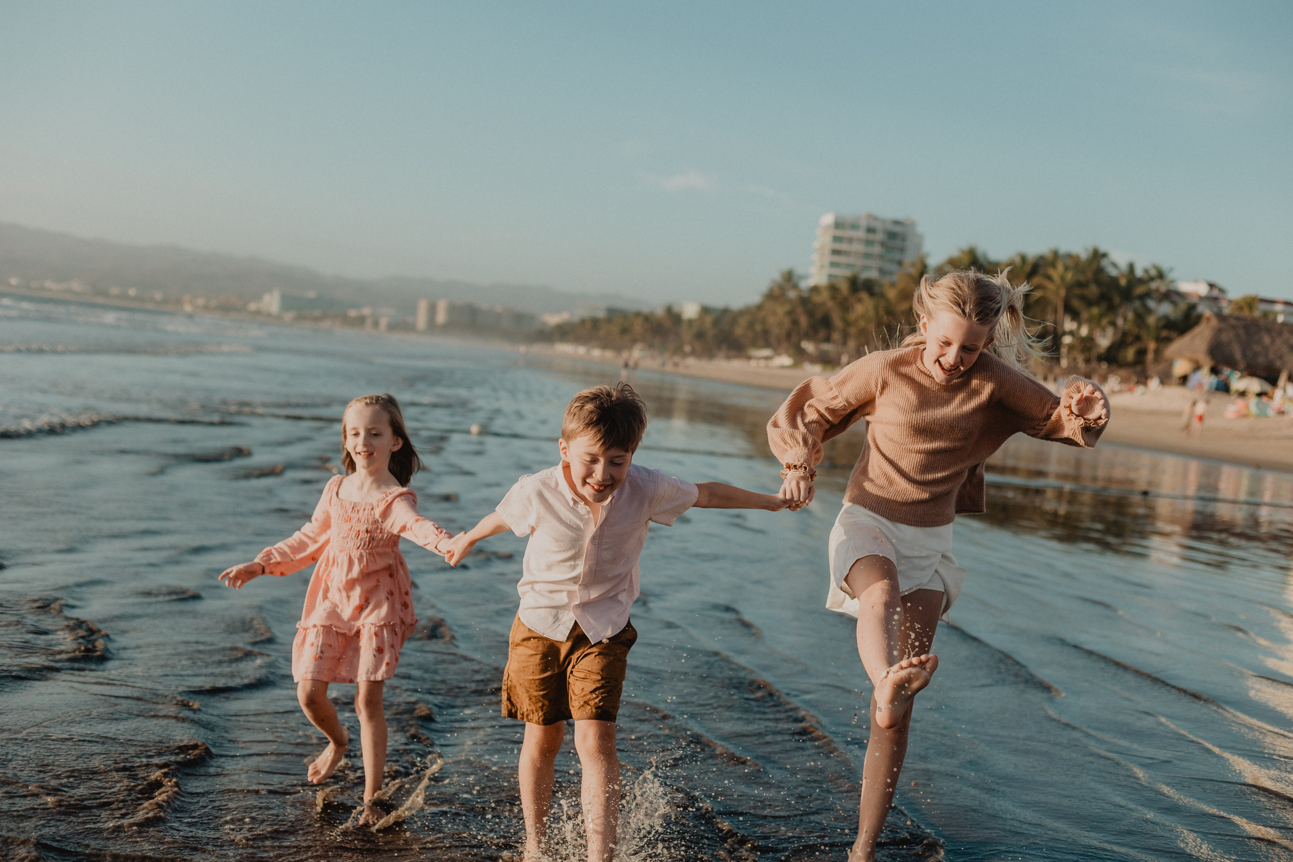 Laughter, Sand, and Sea: A Family Session in Nuevo Vallarta. Fotógrafo de Bodas en Puerto Vallarta y Riviera Nayarit | VL photo & film