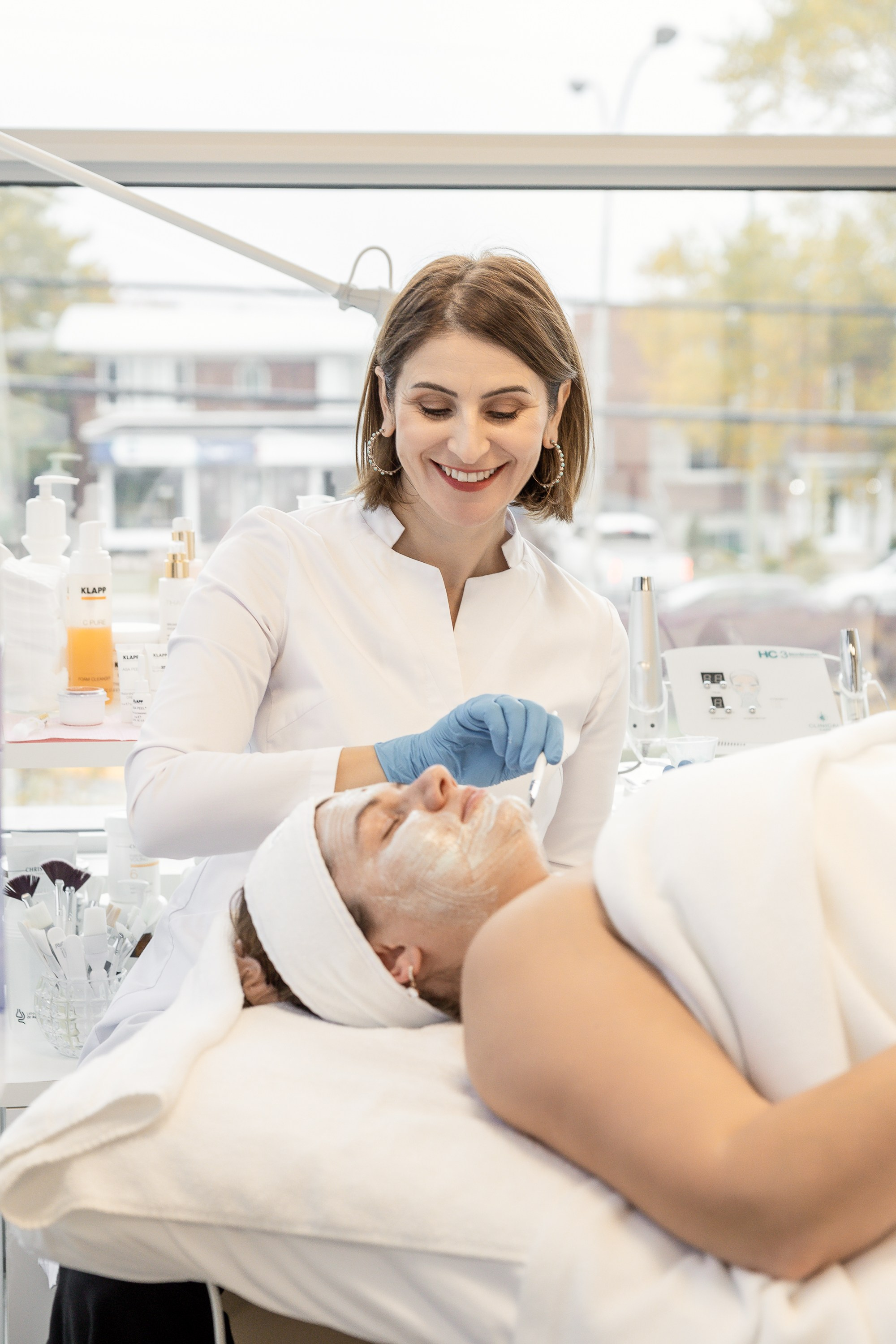 Violeta Sili, Esthéticienne/Beautician. Je suis photographe portraitiste et je réalise des portraits à toutes les étapes de votre vie! Bienvenue dans mon studio à Westmount, Qc