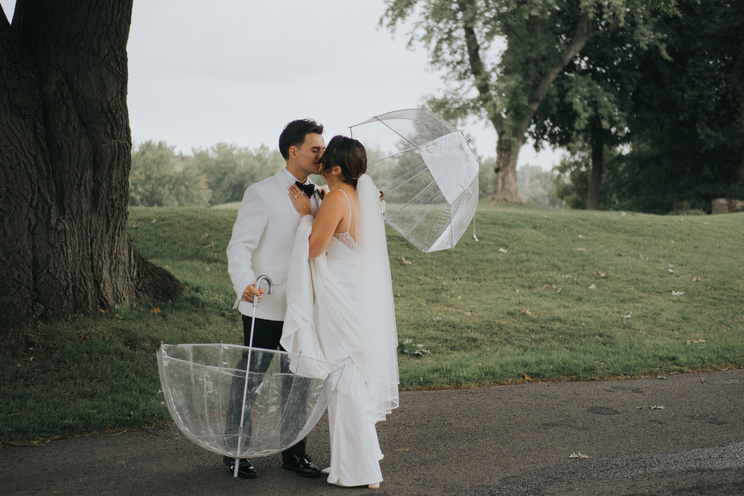 Wedding of Cassandra and Loïc in Beaconsfield, Montreal. Montreal Wedding Photographer — Muriel Oe Photo