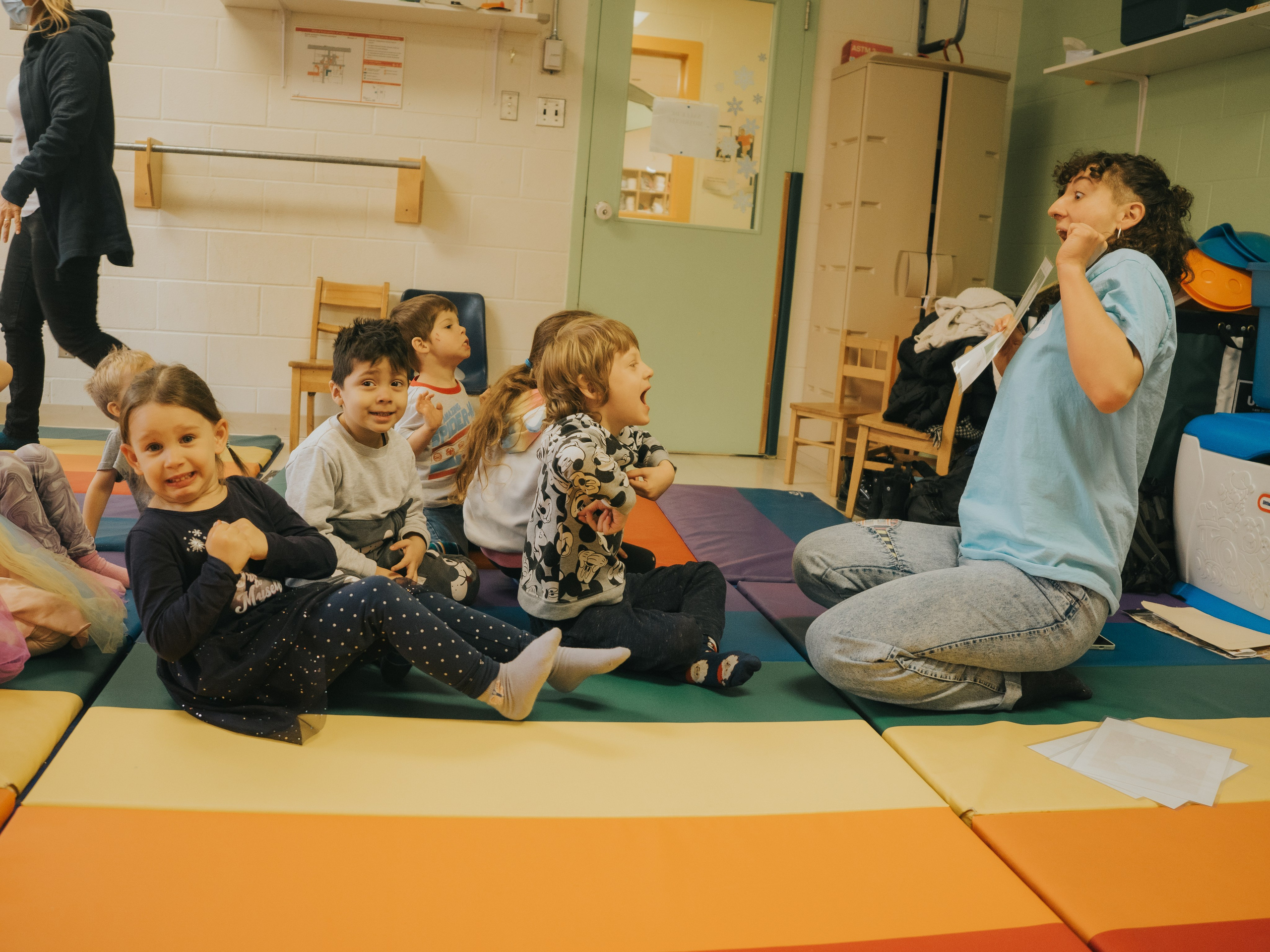 Enfants qui rigolent sur l'émotion de leur prof.
