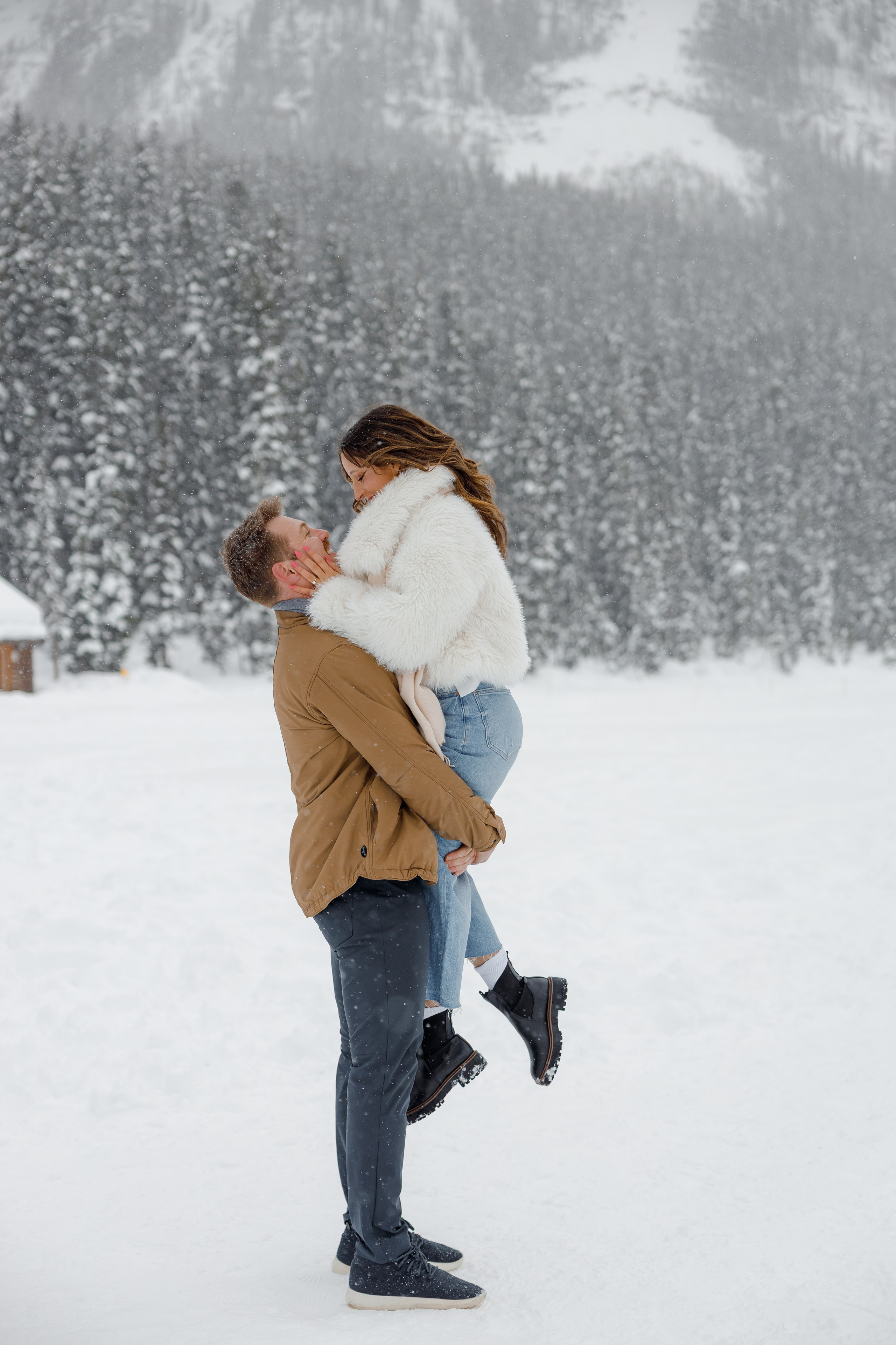 Lake Louise engagement session. Photographer Elvira Hryshchenko