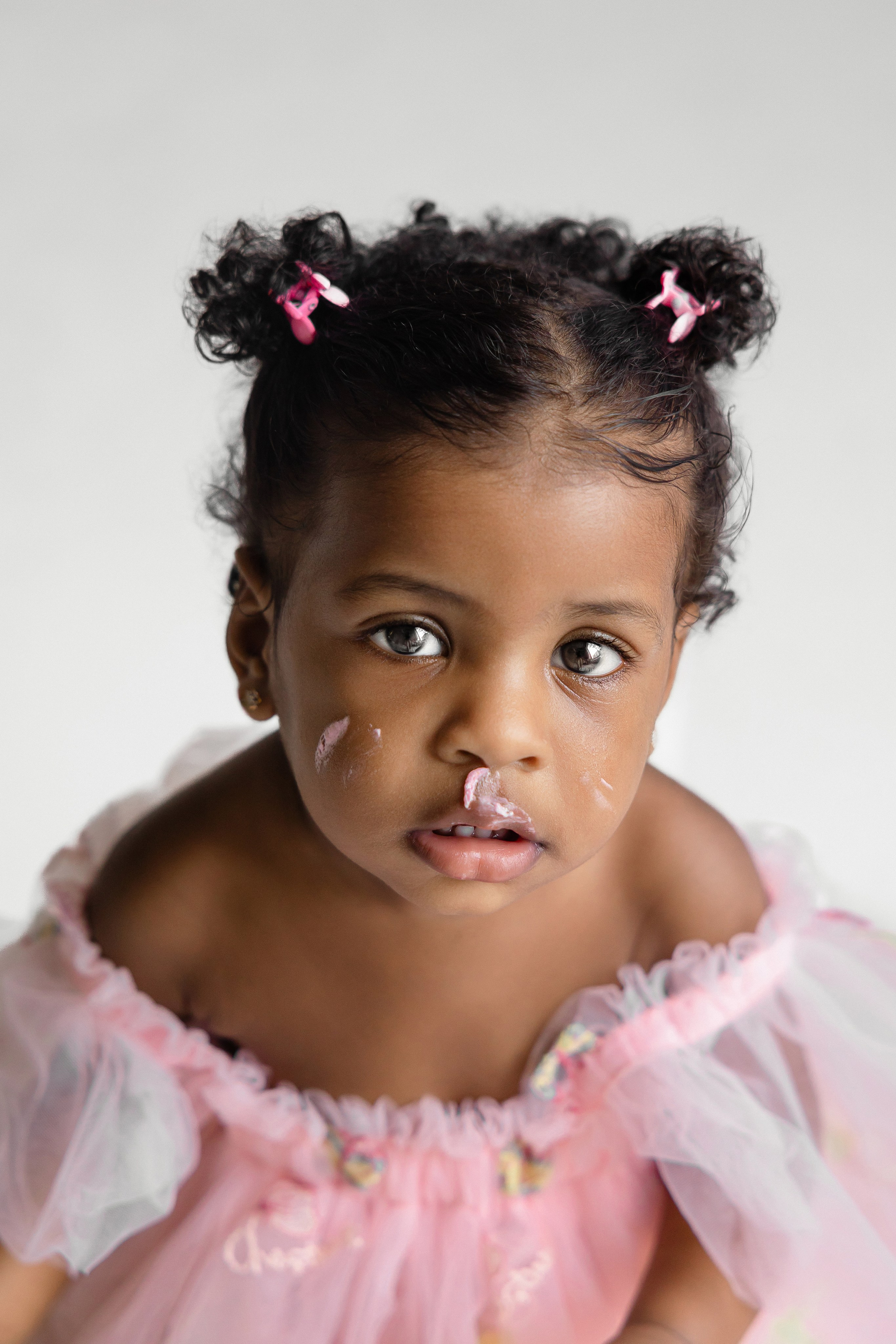Baby Cake Smash Photographer in Toronto. Iana Banana | Toronto Maternity, Newborn & Family Photographer