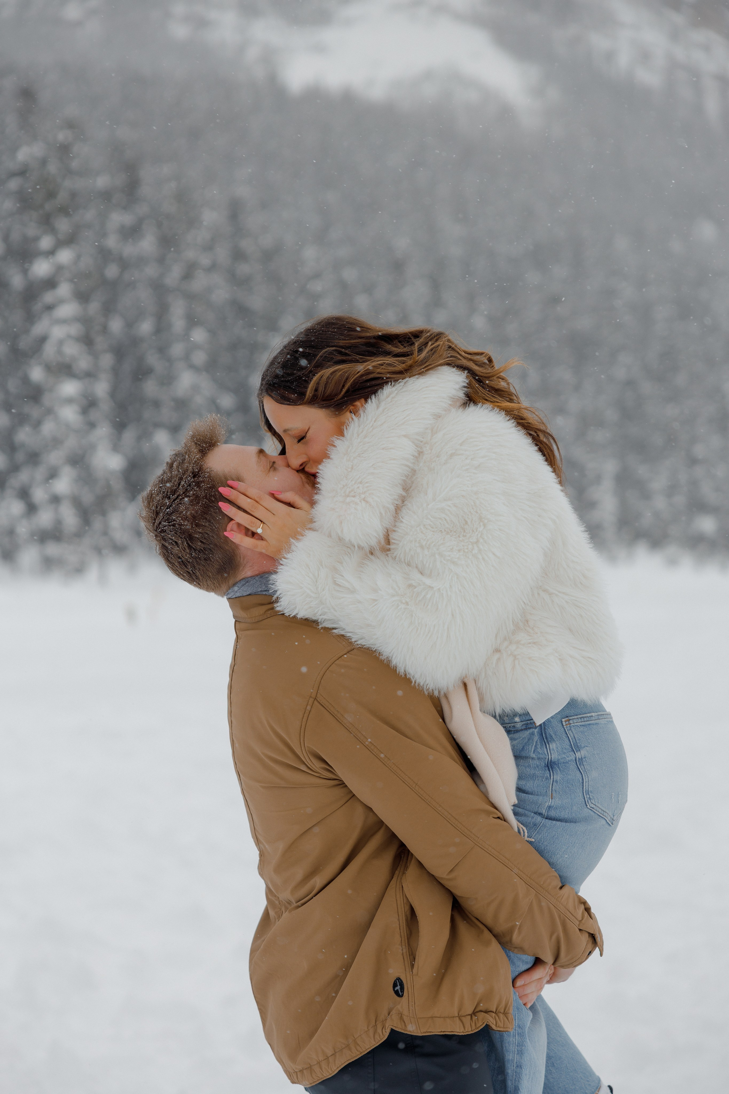 Lake Louise engagement session. Photographer Elvira Hryshchenko