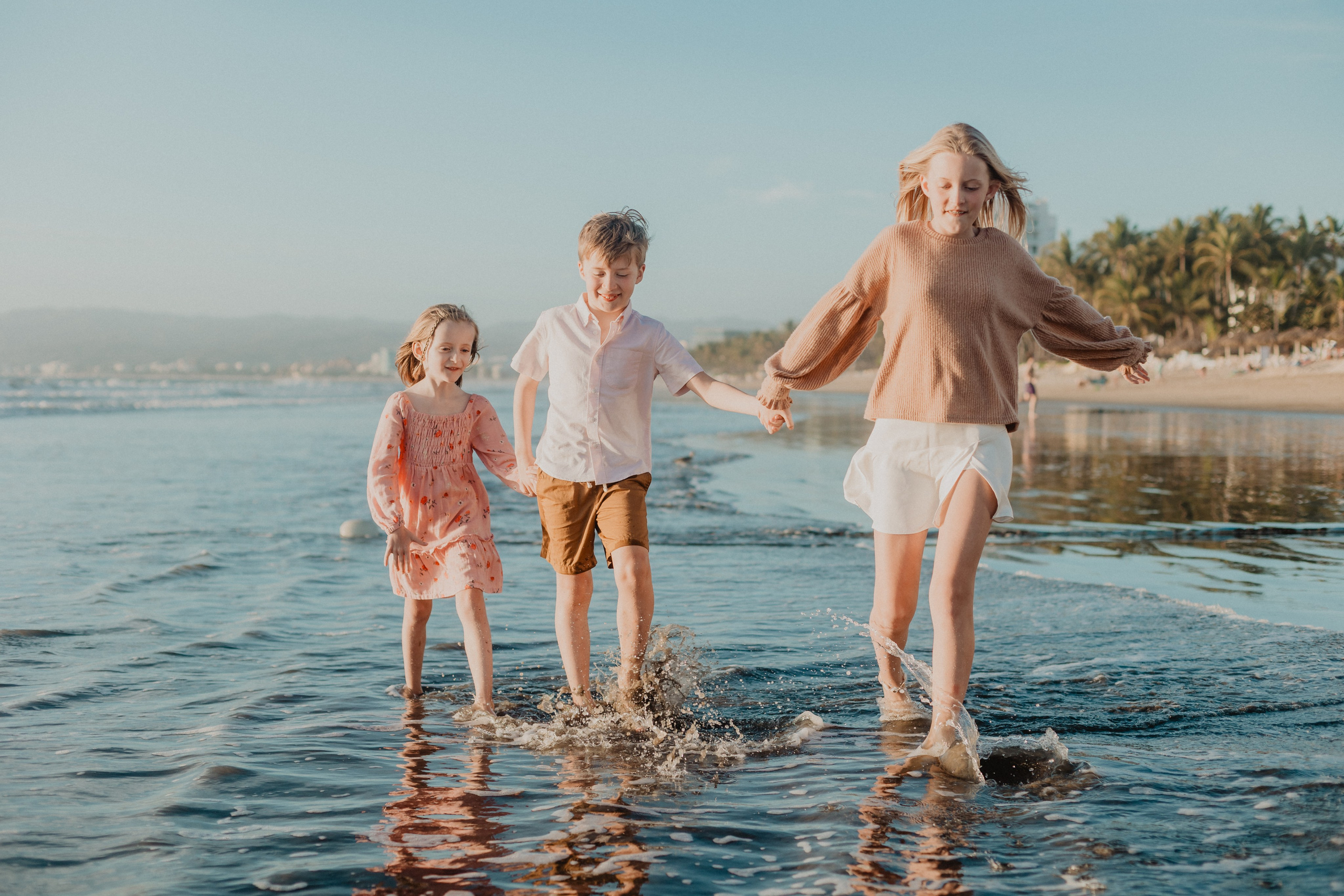 Laughter, Sand, and Sea: A Family Session in Nuevo Vallarta. Fotógrafo de Bodas en Puerto Vallarta y Riviera Nayarit | VL photo & film