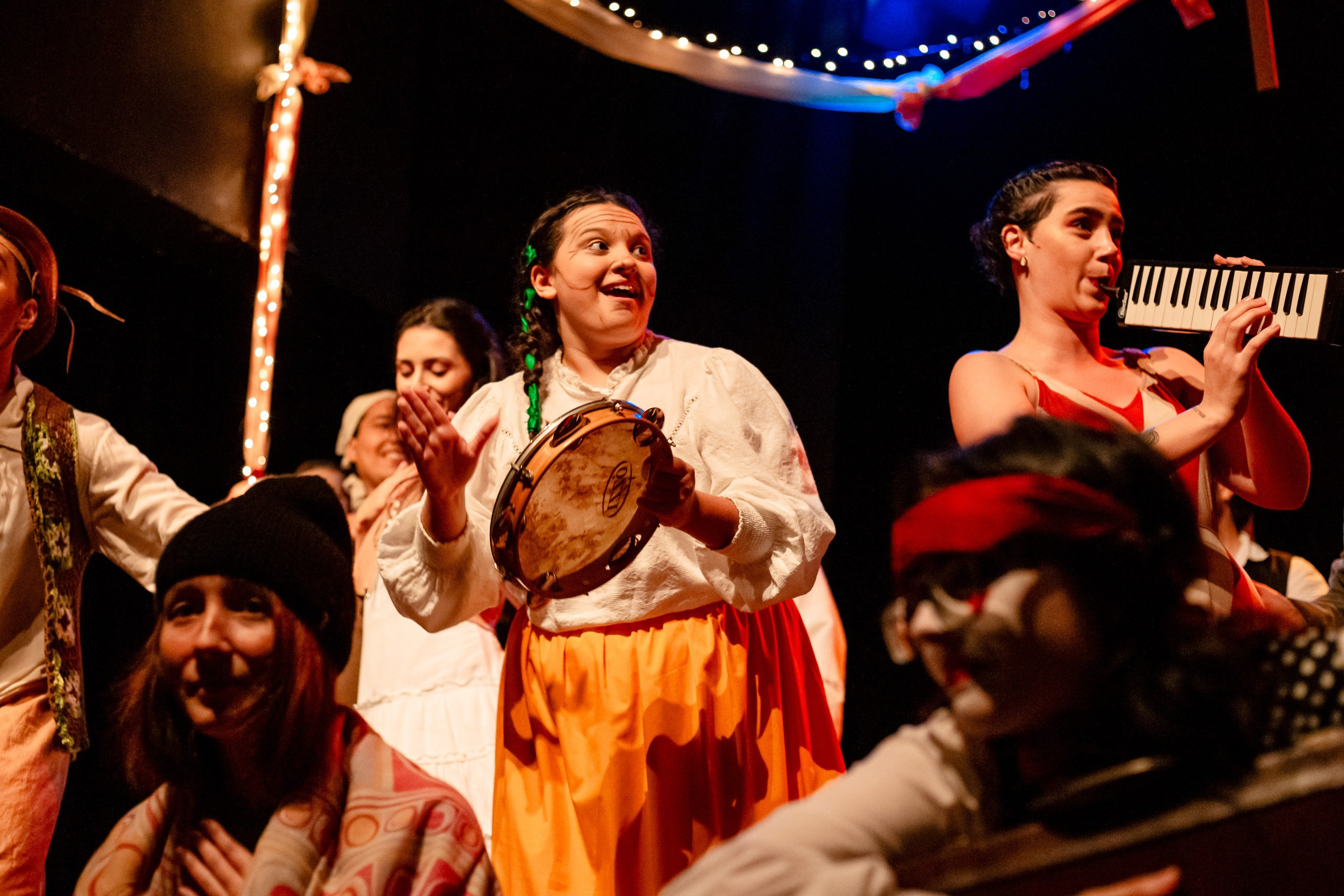 Fotografia de espetáculo teatral Auto da Compadecida do grupo de teatro Anchieta Arte Cênica