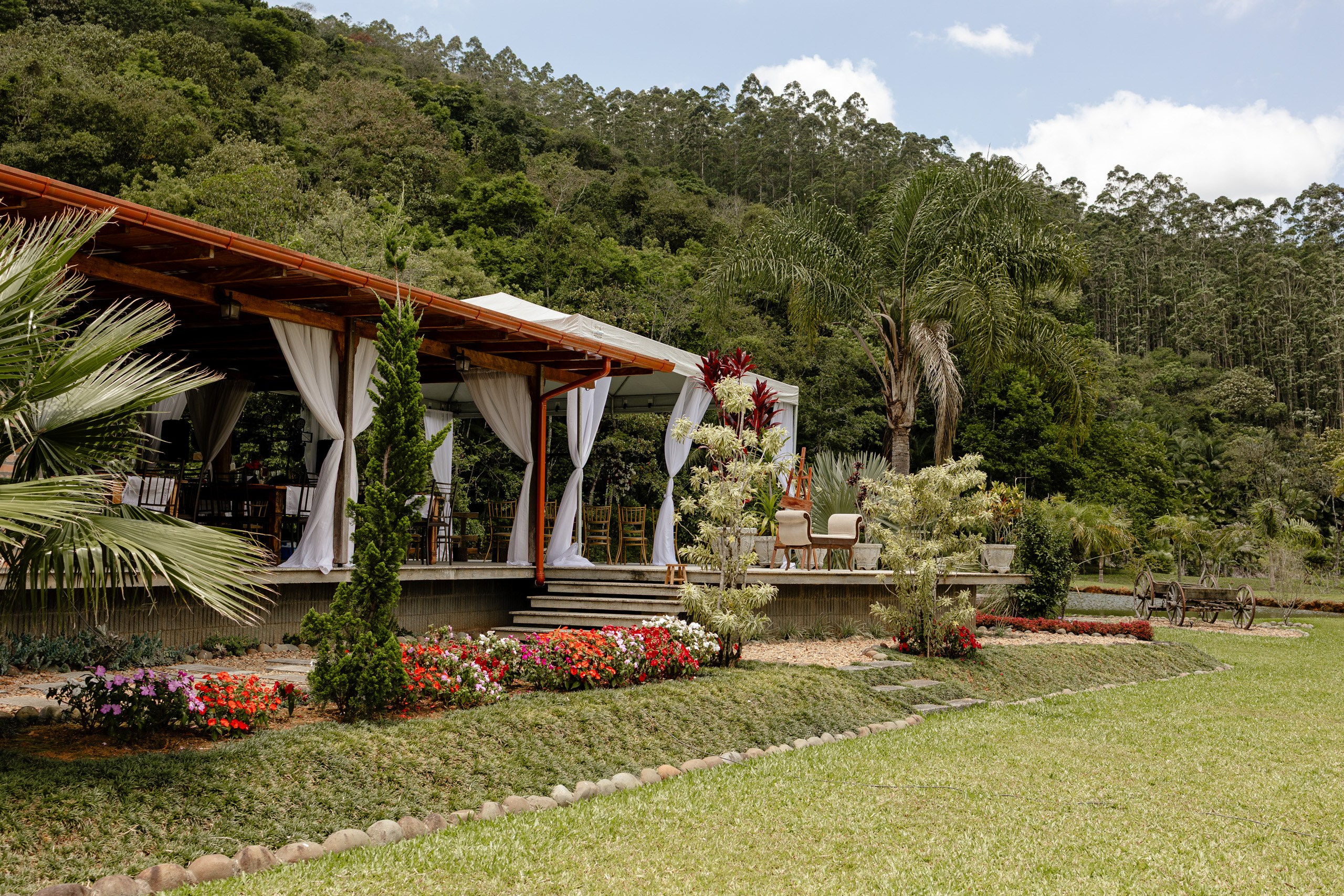 Fotógrafo de casamento em Santa Catarina; vista externa do espaço de festas cercado pela natureza em cobertura de cerimônia no campo.