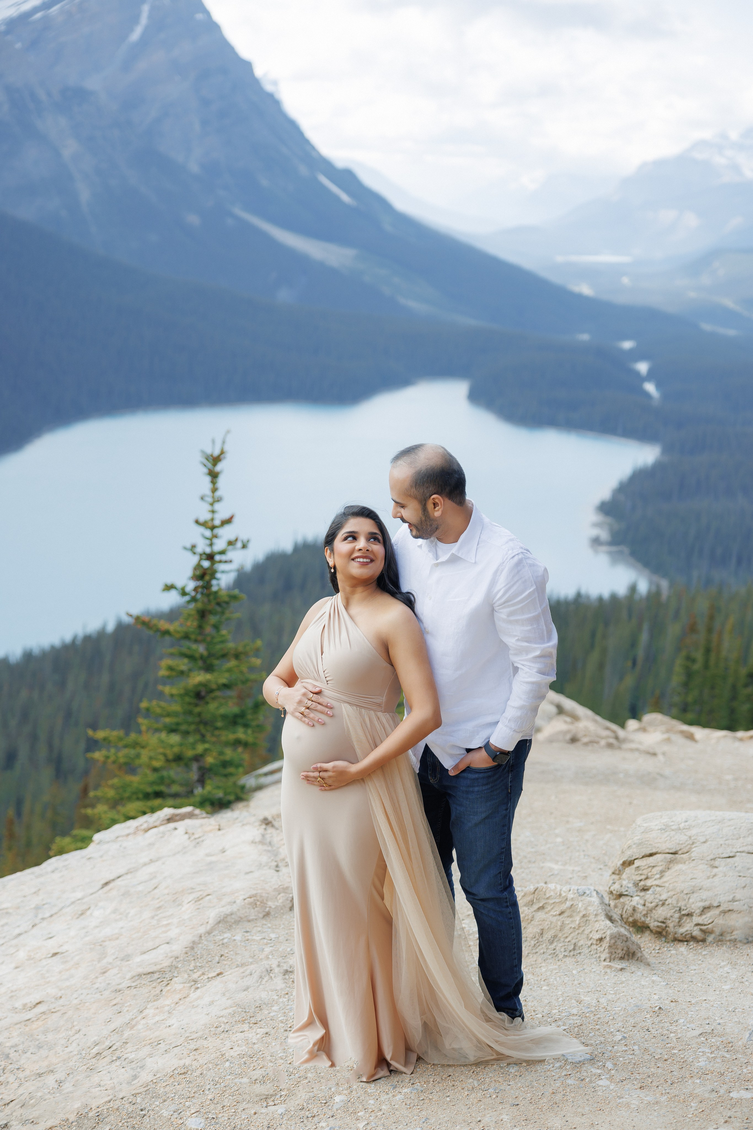 Mountain maternity shoot. Photographer Elvira Hryshchenko