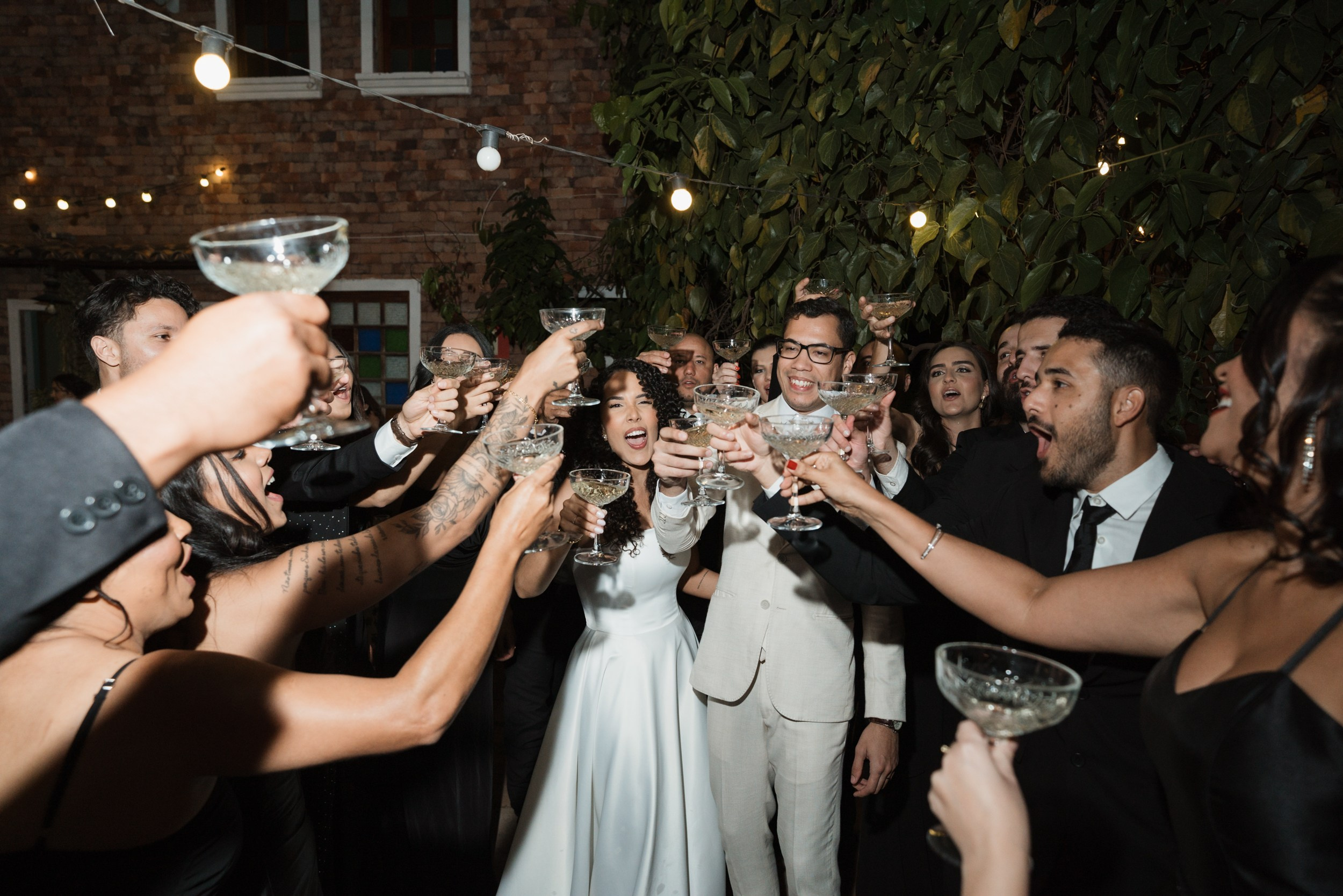 Fotografia documental de casamento da Edu e Josi Fotografia no Vila Rica Pampulha em Belo Horizonte com Elizabeth e João. Emoções verdadeiras e memórias eternas.