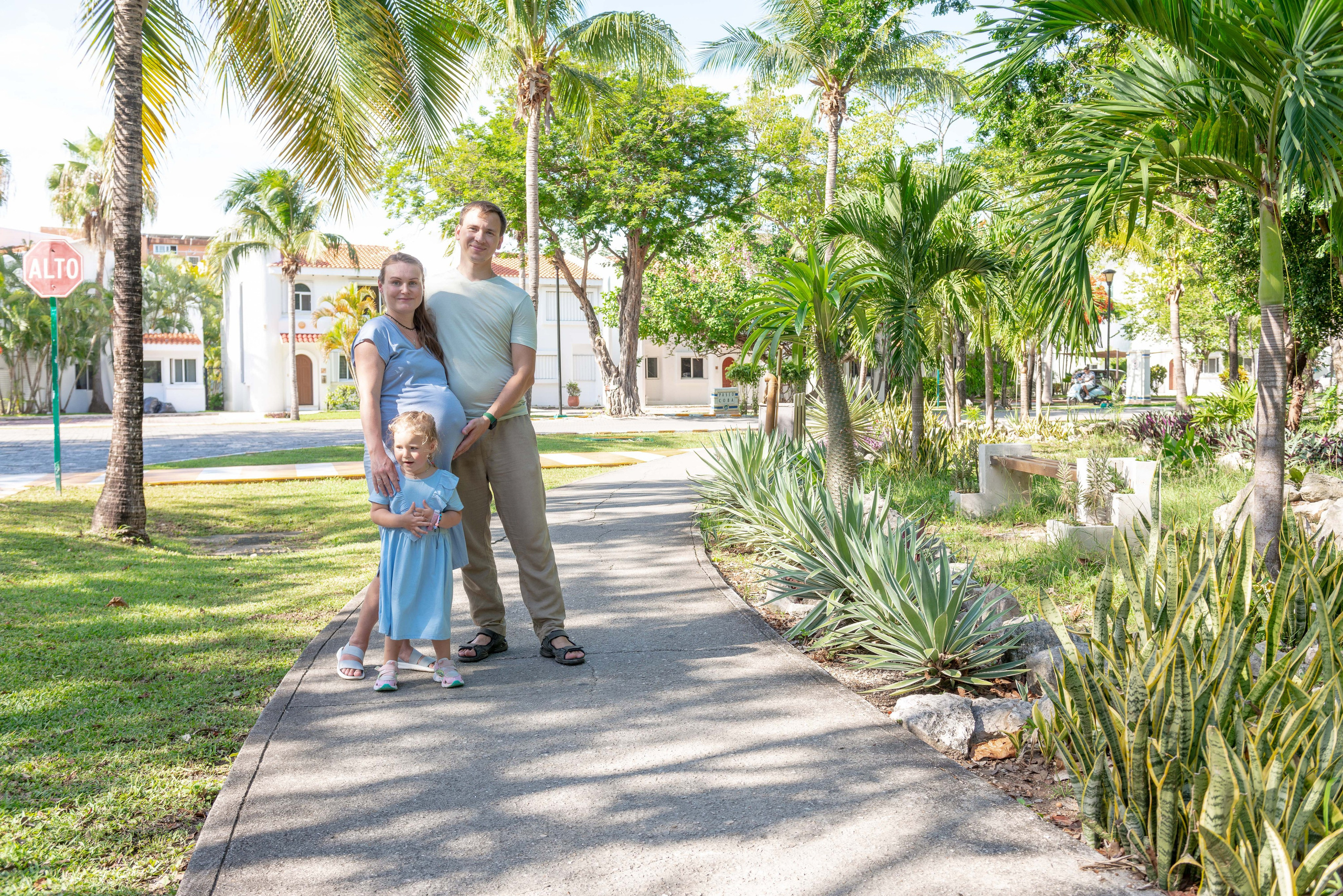 Family Maternity Photoshoot: Waiting for a New Miracle. PHOTOGRAPHER QUINTANA ROO