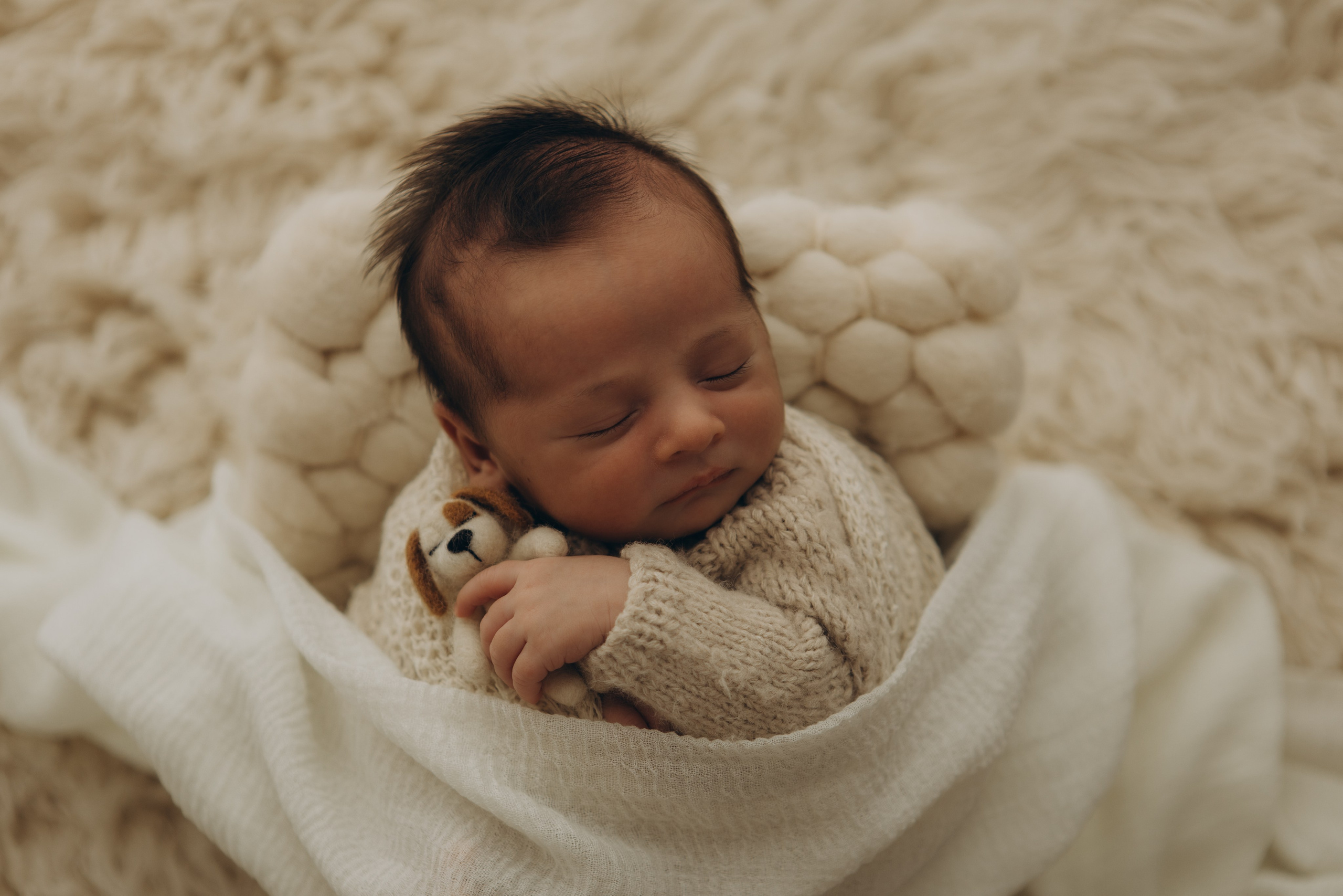 detalhe delicado de bebê recém-nascido em ensaio newborn em Sorocaba