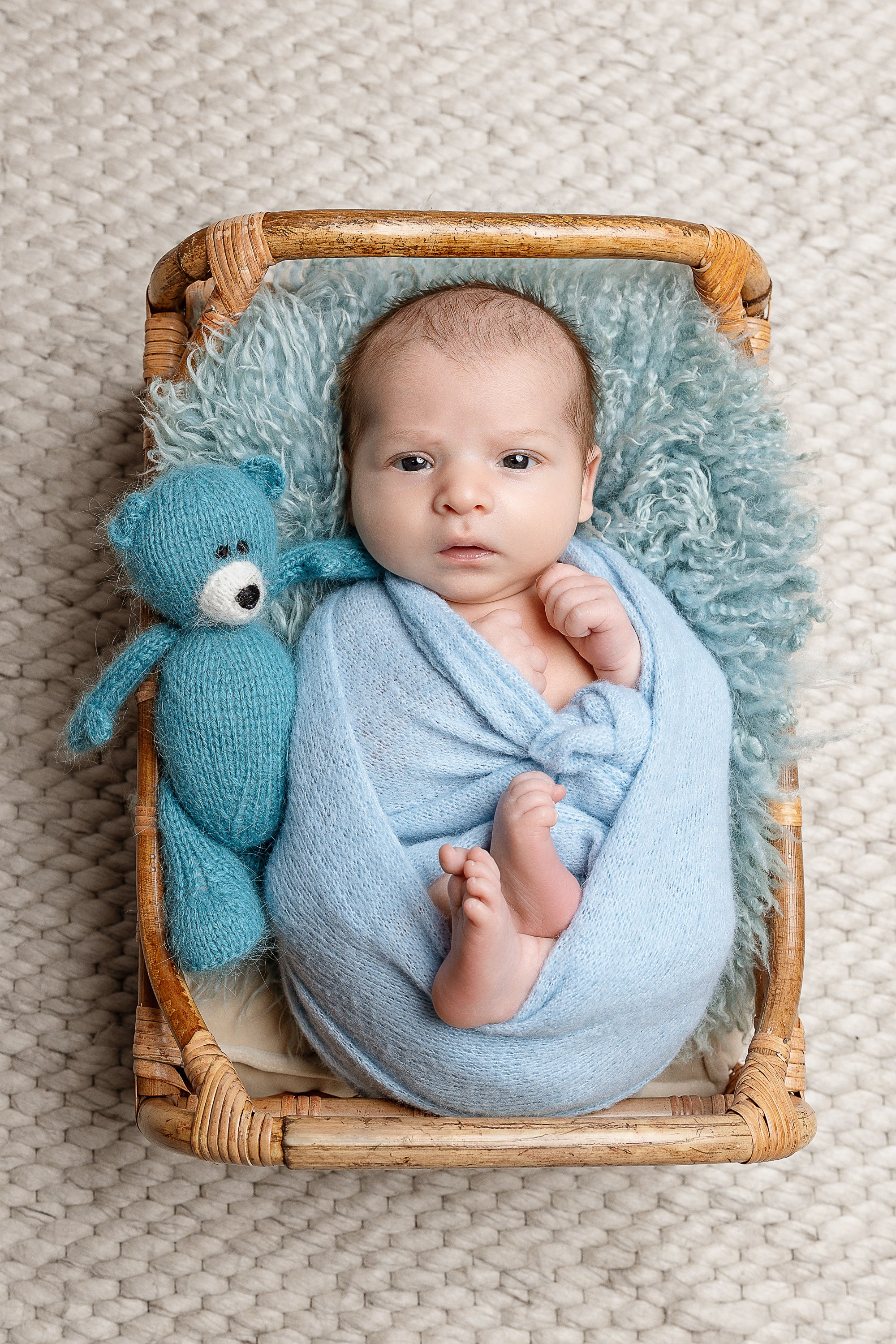 NEWBORN. Je suis photographe portraitiste et je réalise des portraits à toutes les étapes de votre vie! Bienvenue dans mon studio à Westmount, Qc