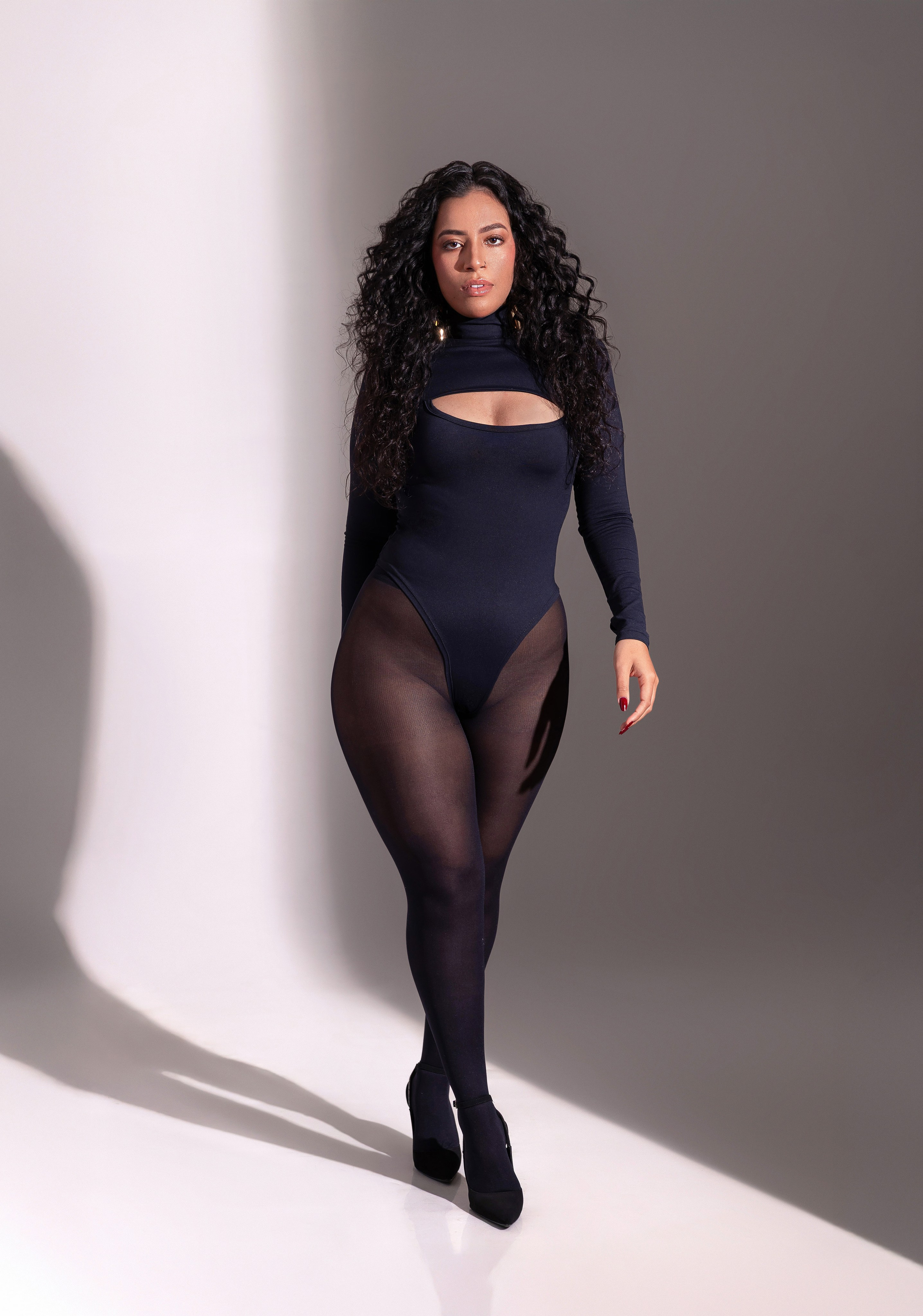 Fotografia pessoal em estúdio em São Paulo para quem deseja se enxergar de uma nova forma. Retratos femininos que valorizam autoestima, personalidade e autenticidade.