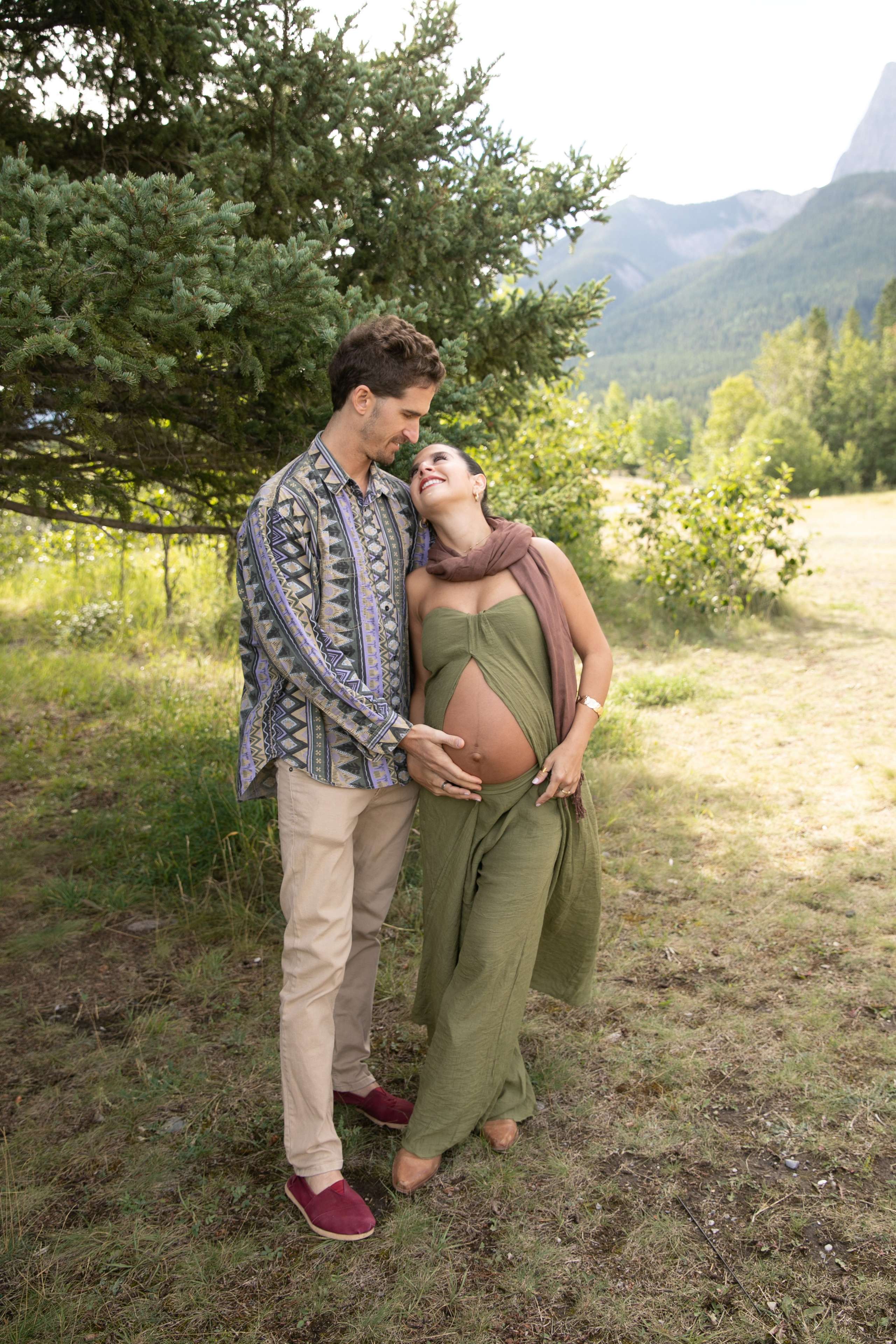 Maternity Photos — Canmore — Daniella. Fotografía accesible en Calgary