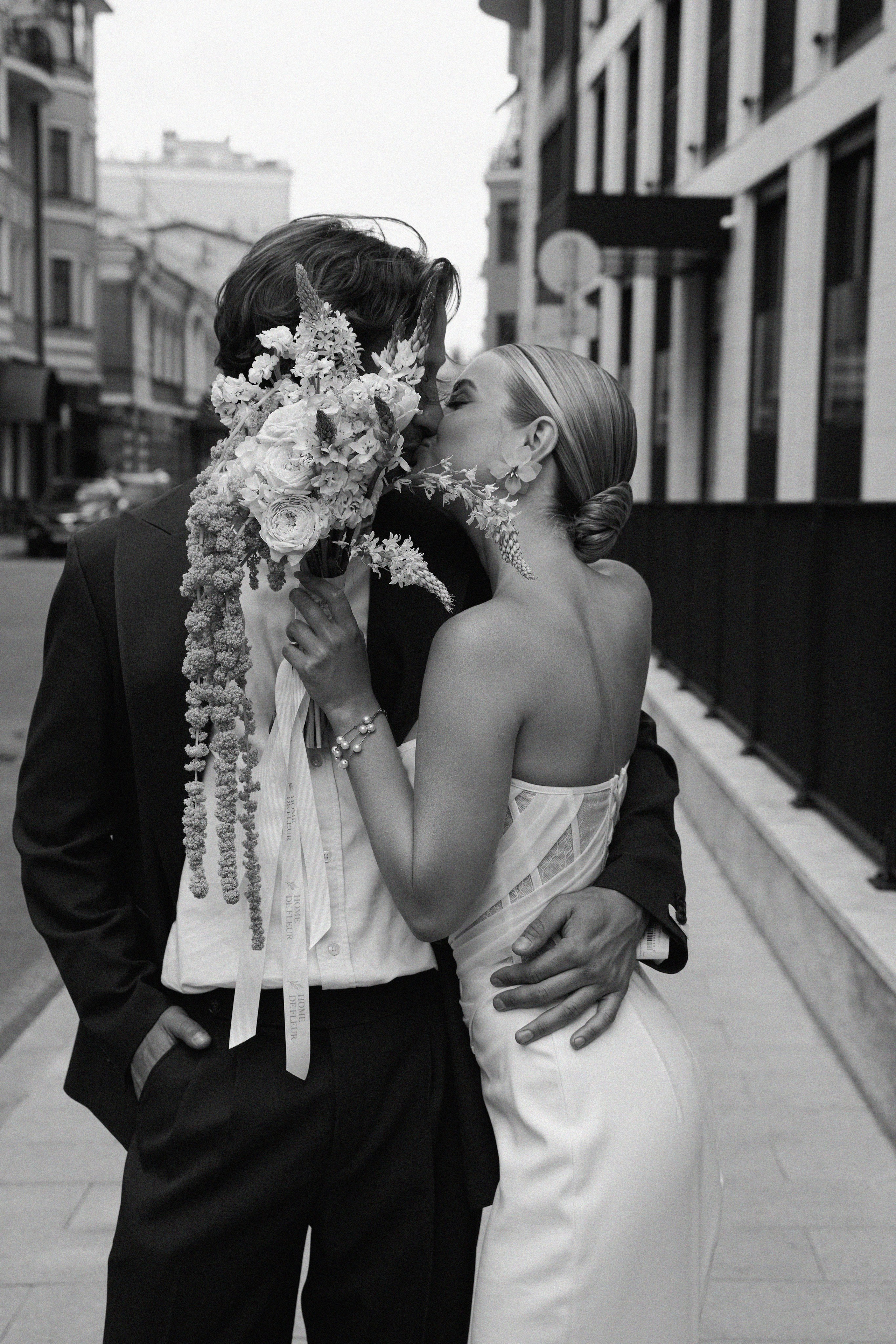 Wedding Portraits in a Vintage Convertible. Anna & Bogdan. Wedding & Portrait Photographer in Cancun, Tulum & Mexico City — Elena Ruzgis