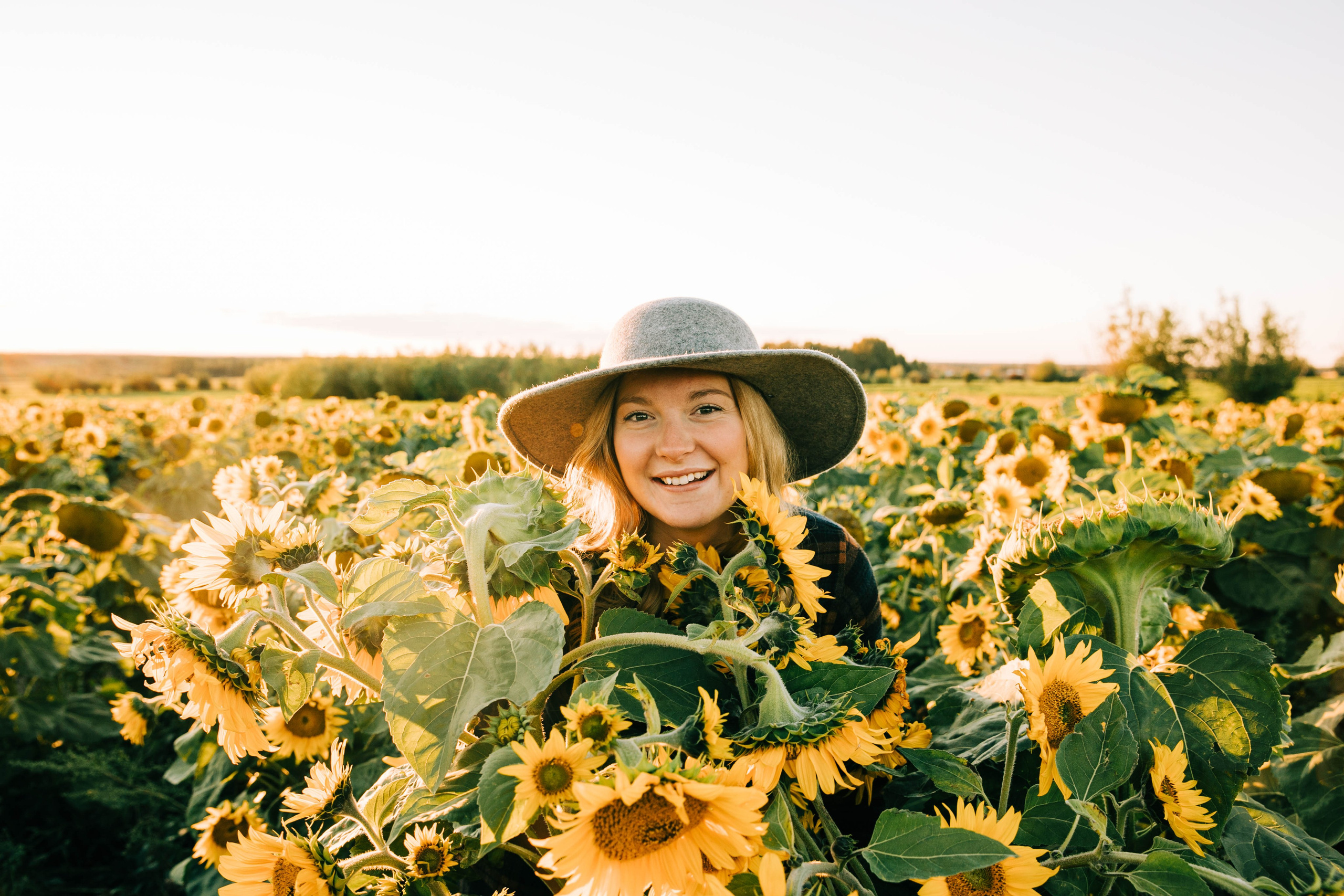 Leanne & Emily — Bowden Sunflowers. Fotografía accesible en Calgary