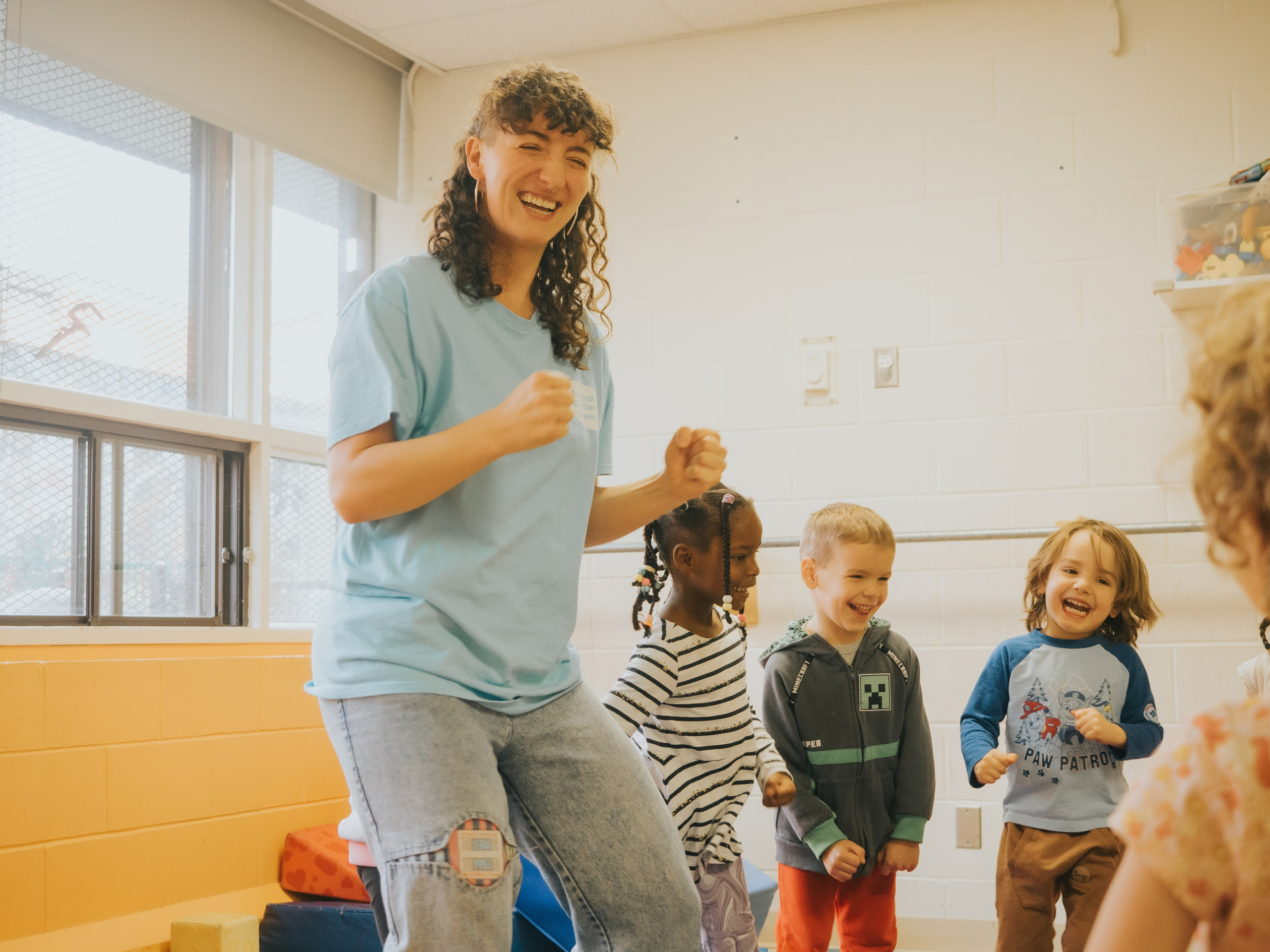Professeur de danse montrant des mouvements de danse.