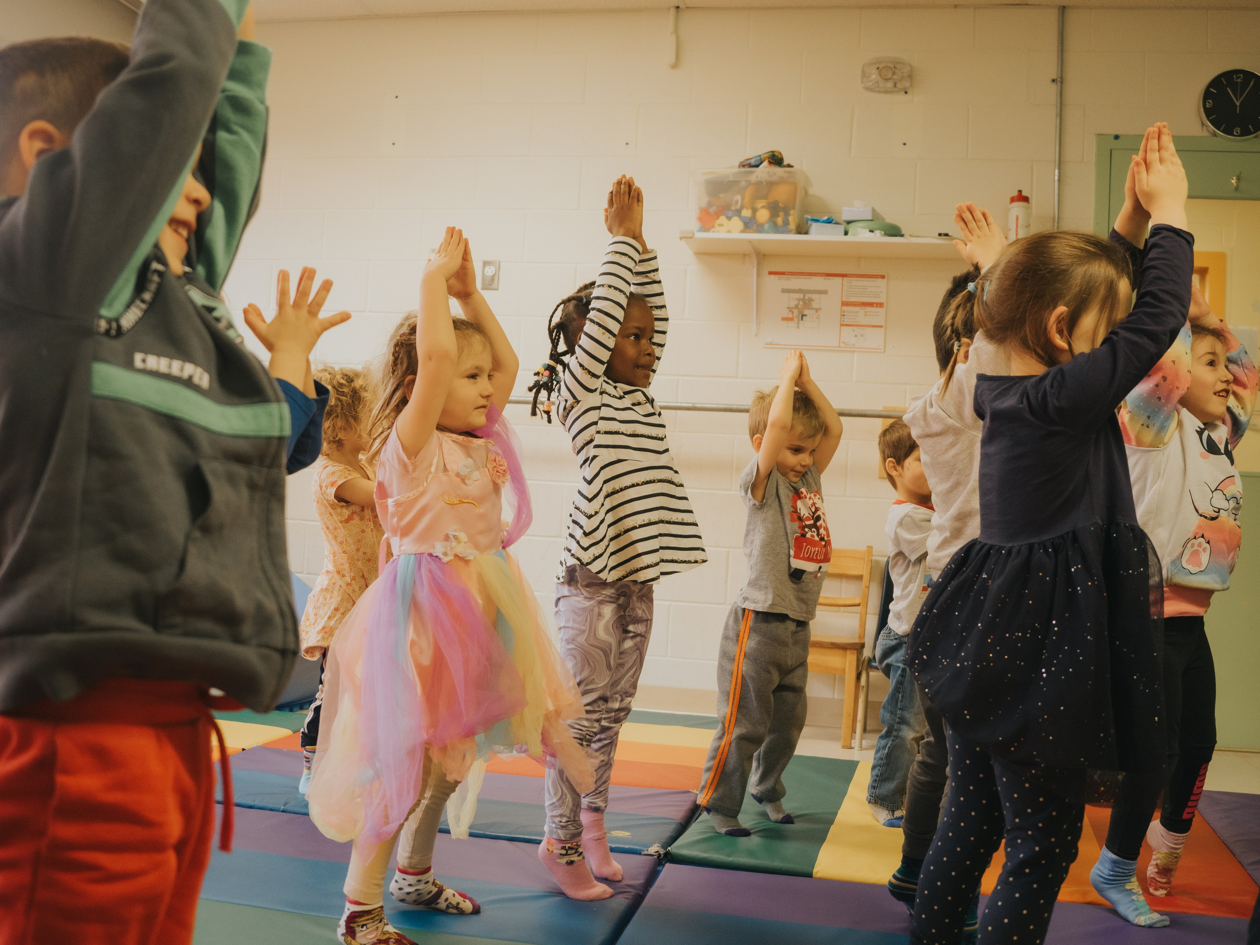 Enfants qui font des mouvements de danse.
