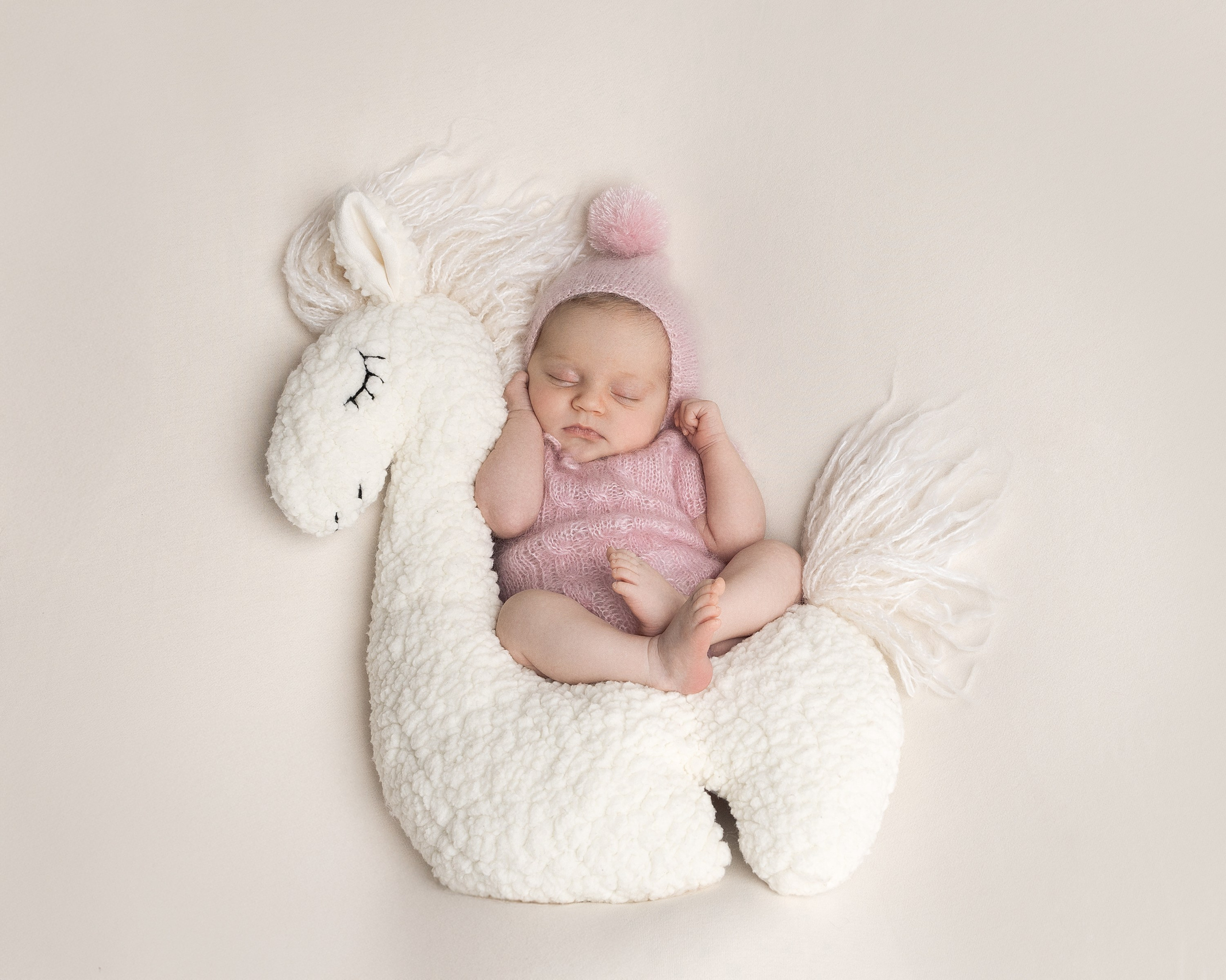 NEWBORN. Je suis photographe portraitiste et je réalise des portraits à toutes les étapes de votre vie! Bienvenue dans mon studio à Westmount, Qc