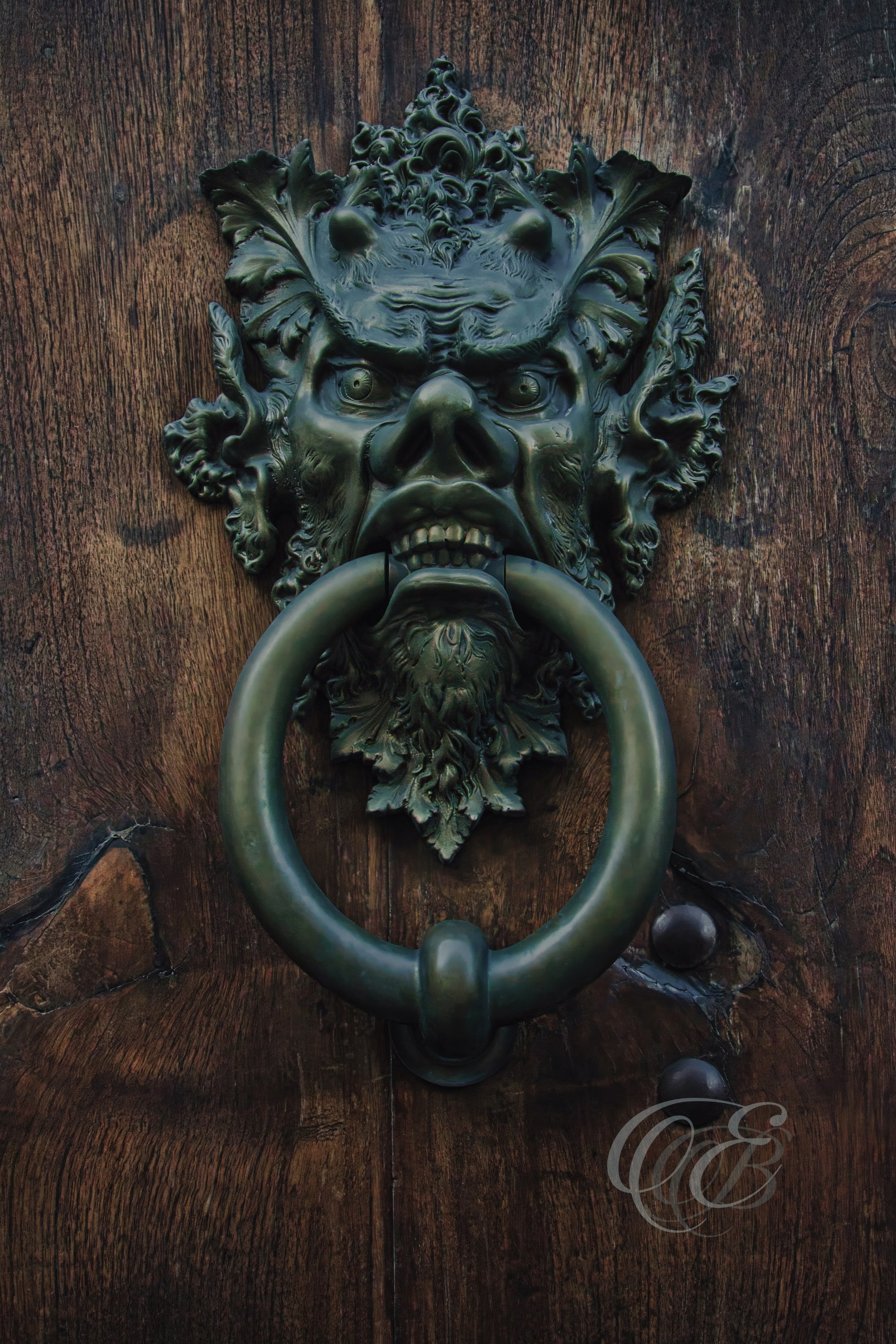 Florence, Italy – Bronze door knocker detail on historic building, showing aged metal surface and ornamental craftsmanship typical of Florentine architecture – Eduardo Bartoli Photography.