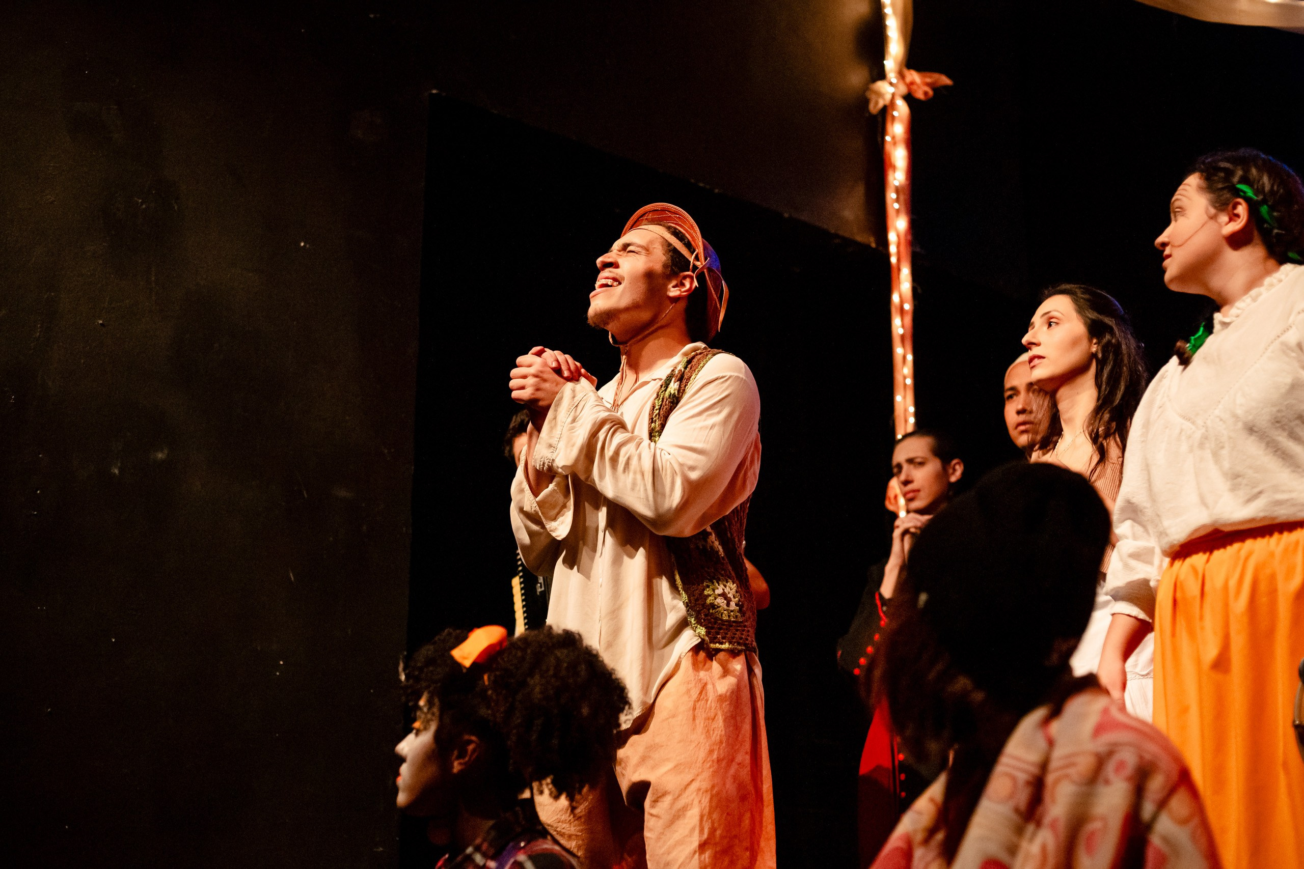 Fotografia de espetáculo teatral Auto da Compadecida do grupo de teatro Anchieta Arte Cênica