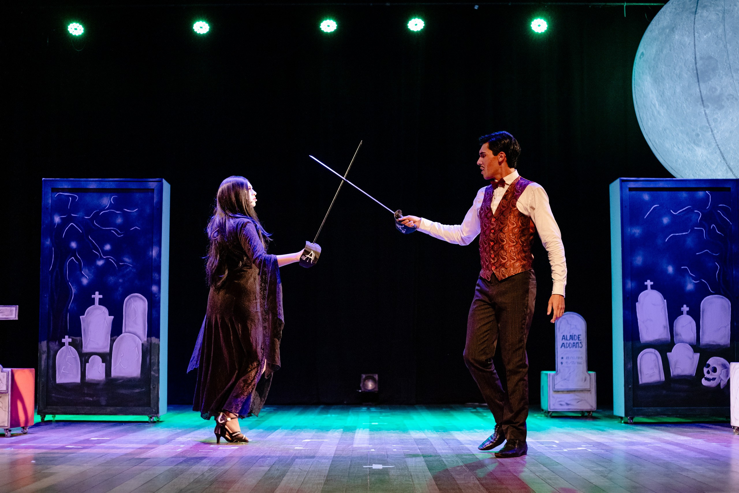 Fotografia de espetáculo A Família Addams do grupo de Teatro Univali
