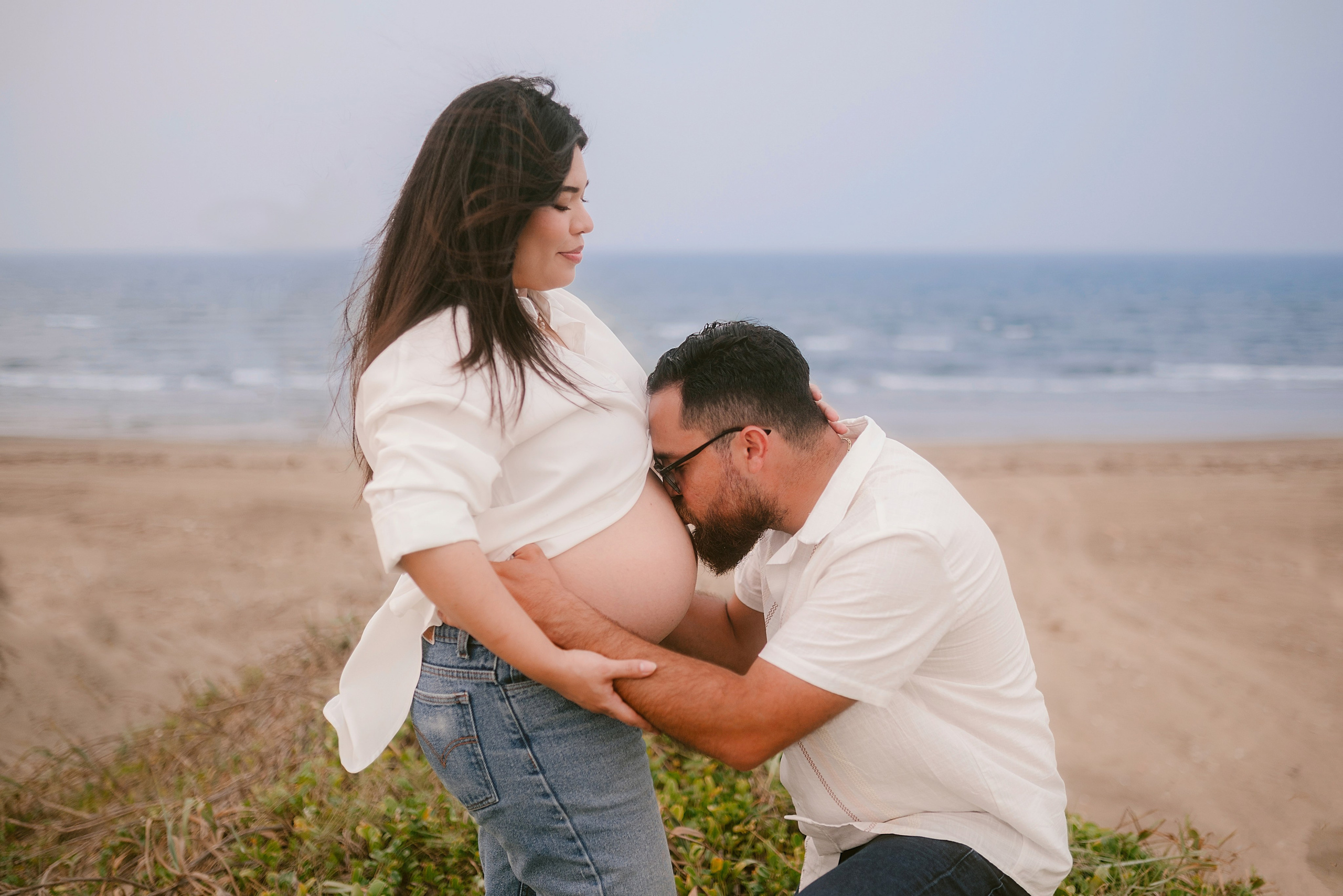 Maternity Pregnancy Session  Sesión embarazo Carlos RaGo Fotografía Coatzacoalcos pareja embarazada al atardecer frente al mar