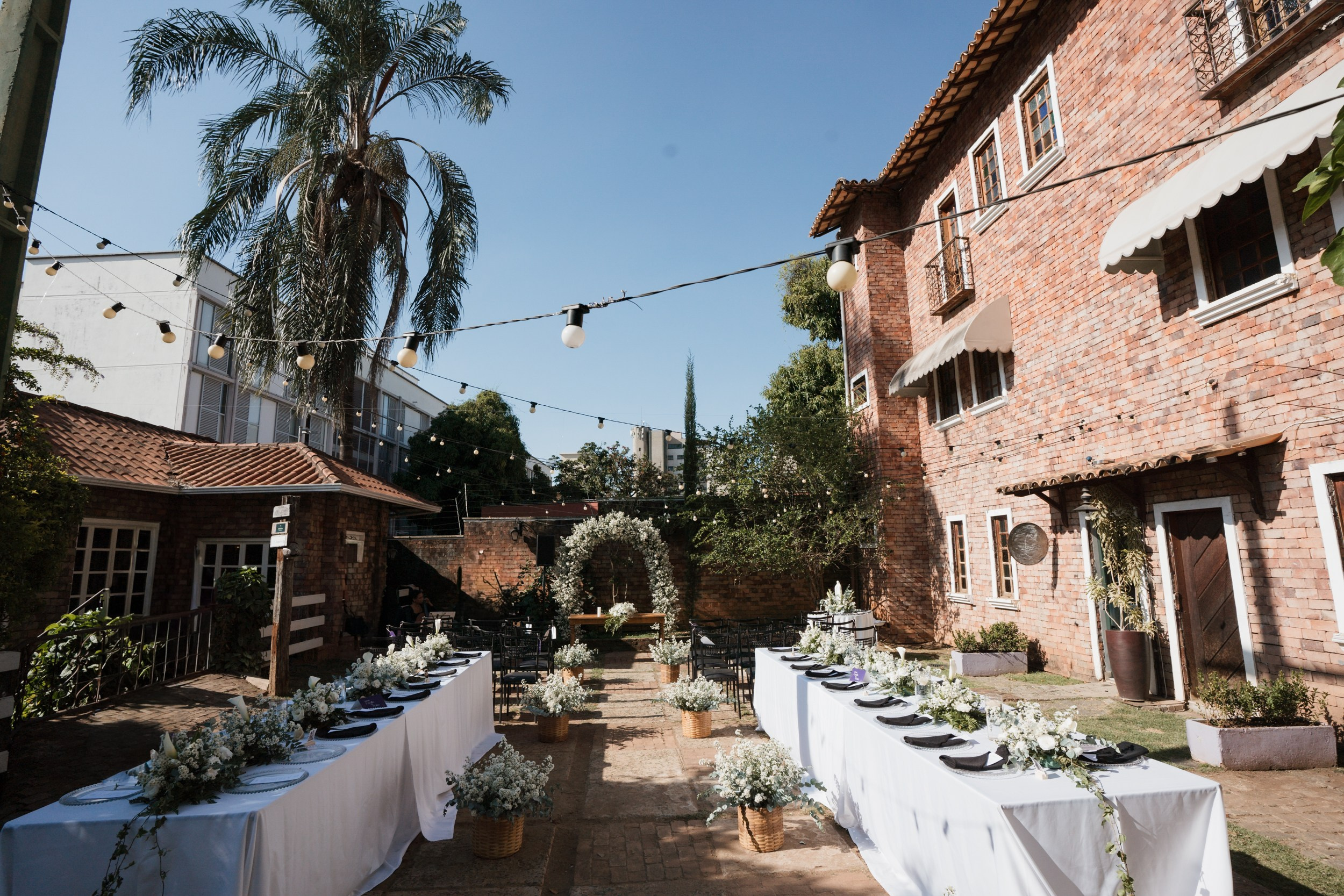 Casamento elegante de Elizabeth e João no Vila Rica Pampulha em Belo Horizonte registrado pela Edu e Josi Fotografia com estilo documental e natural.