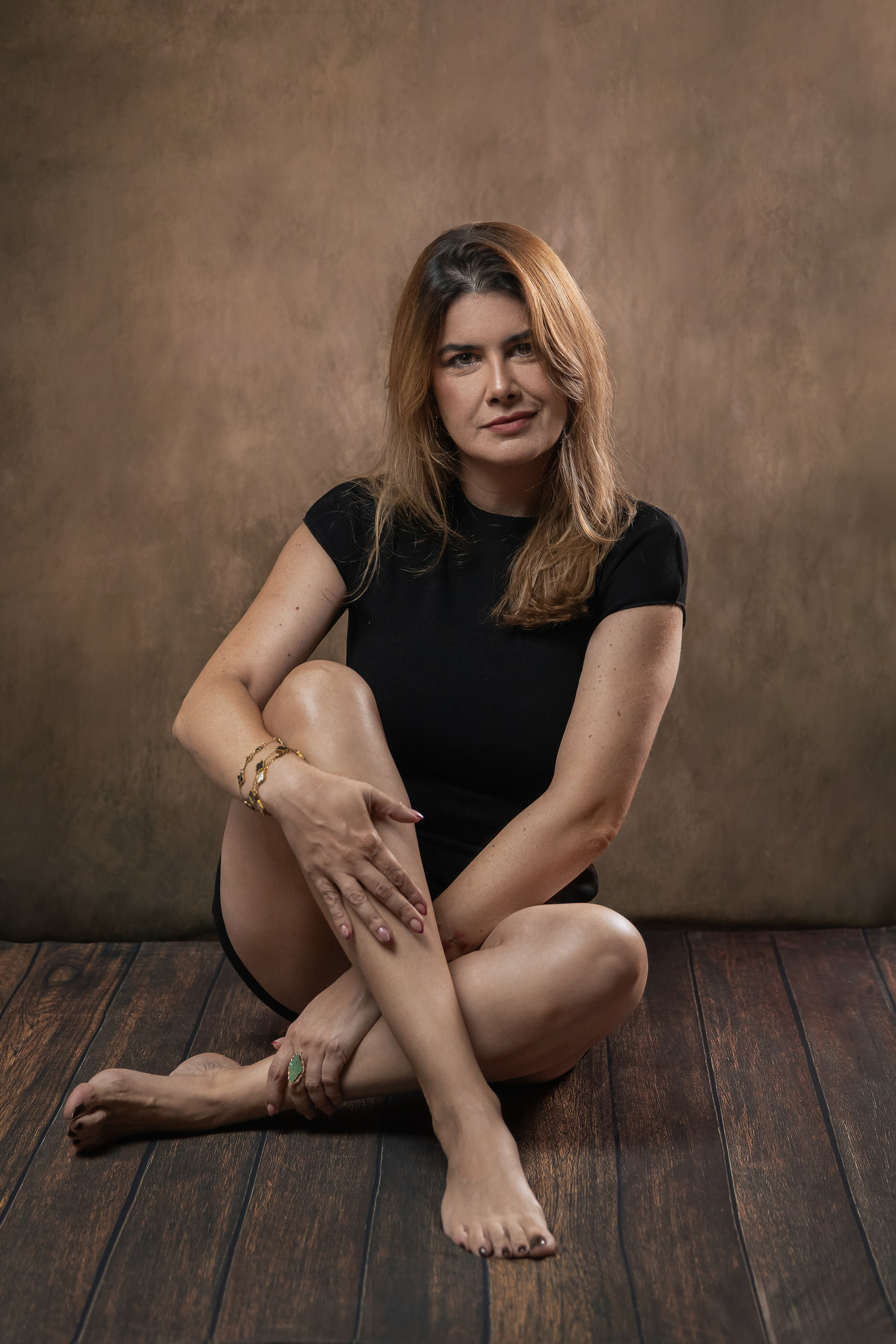 Fotografia pessoal em estúdio em São Paulo para quem deseja se enxergar de uma nova forma. Retratos femininos que valorizam autoestima, personalidade e autenticidade.