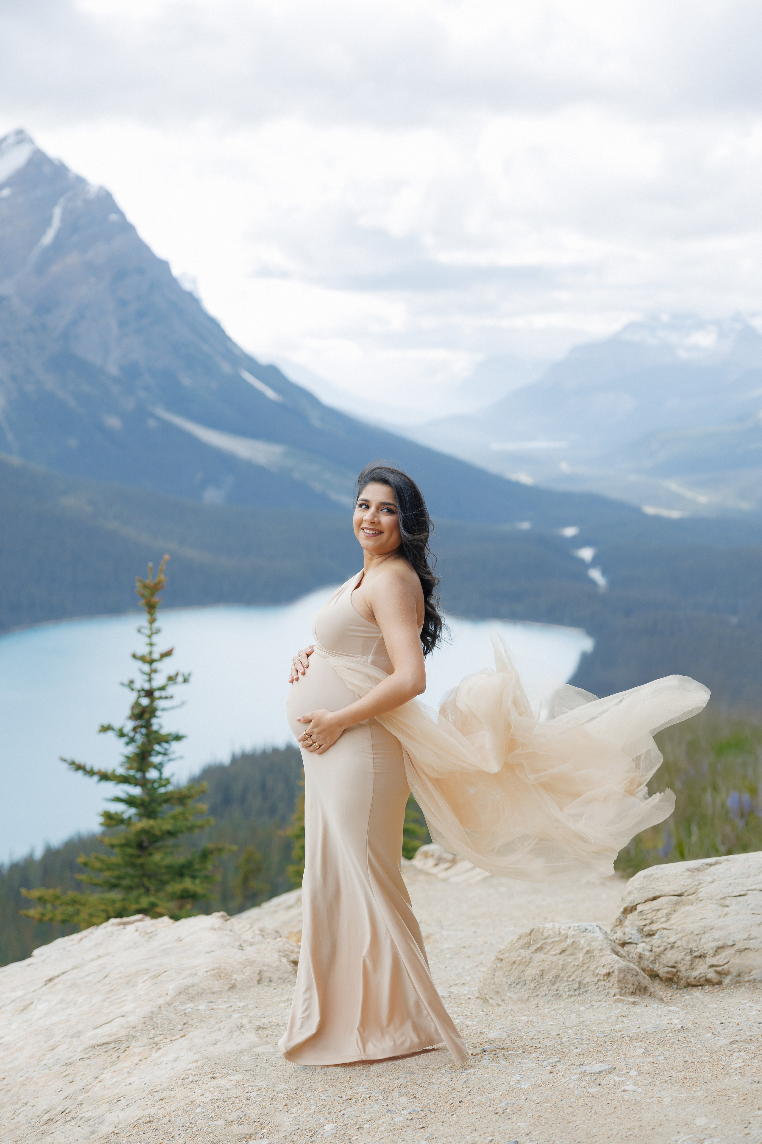 Mountain maternity shoot. Photographer Elvira Hryshchenko