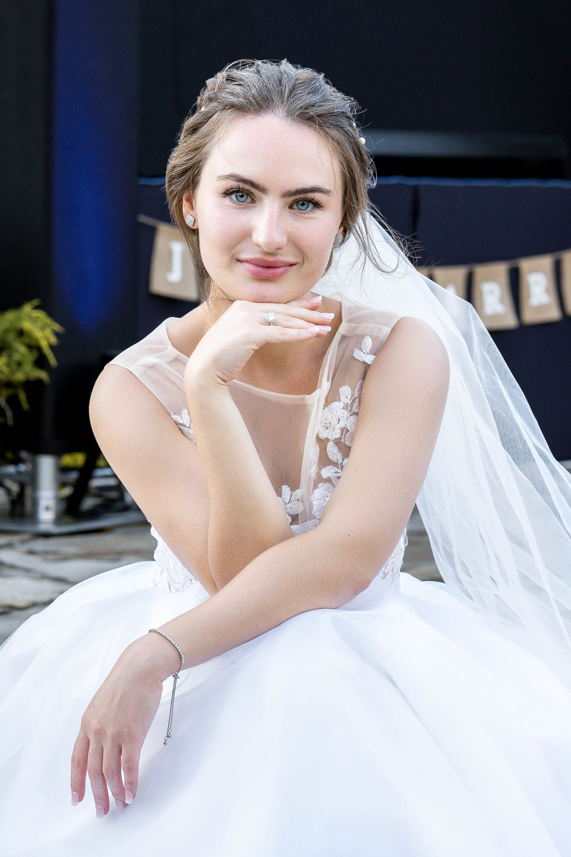 WEDDING PHOTOGRAPHY. Je suis photographe portraitiste et je réalise des portraits à toutes les étapes de votre vie! Bienvenue dans mon studio à Westmount, Qc