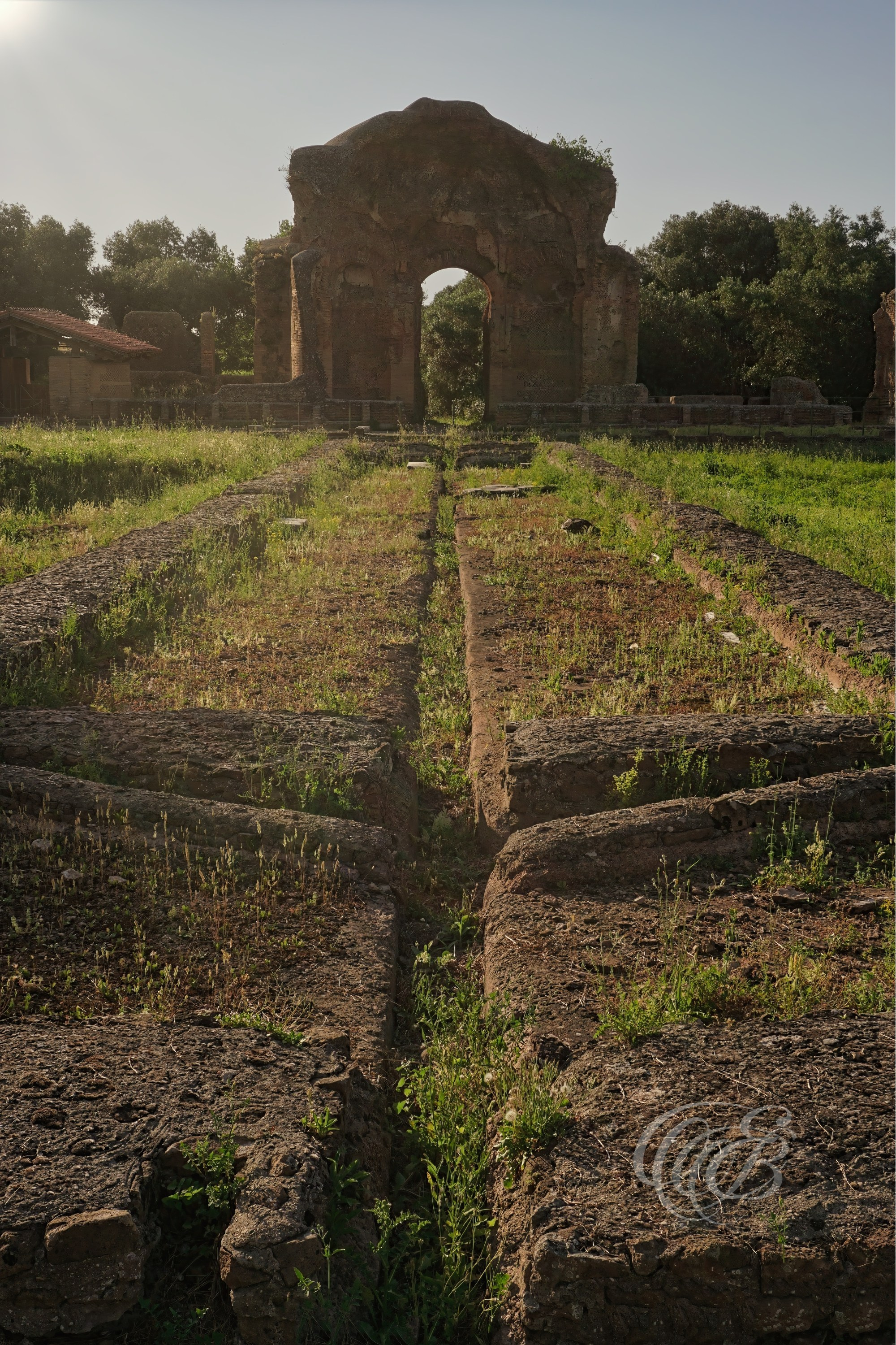 Rome, Italy – Villa Adriana Gold Square at Sunset – Eduardo Bartoli Fine Art Photography – Sunset view of Villa Adriana’s Gold Square near Tivoli, open field with distant 2nd-century structure from Hadrian’s villa complex, ruins illuminated by warm evening light – Rome, Italy – Villa Adriana Gold Square at Sunset – Eduardo Bartoli Fine Art Photography.