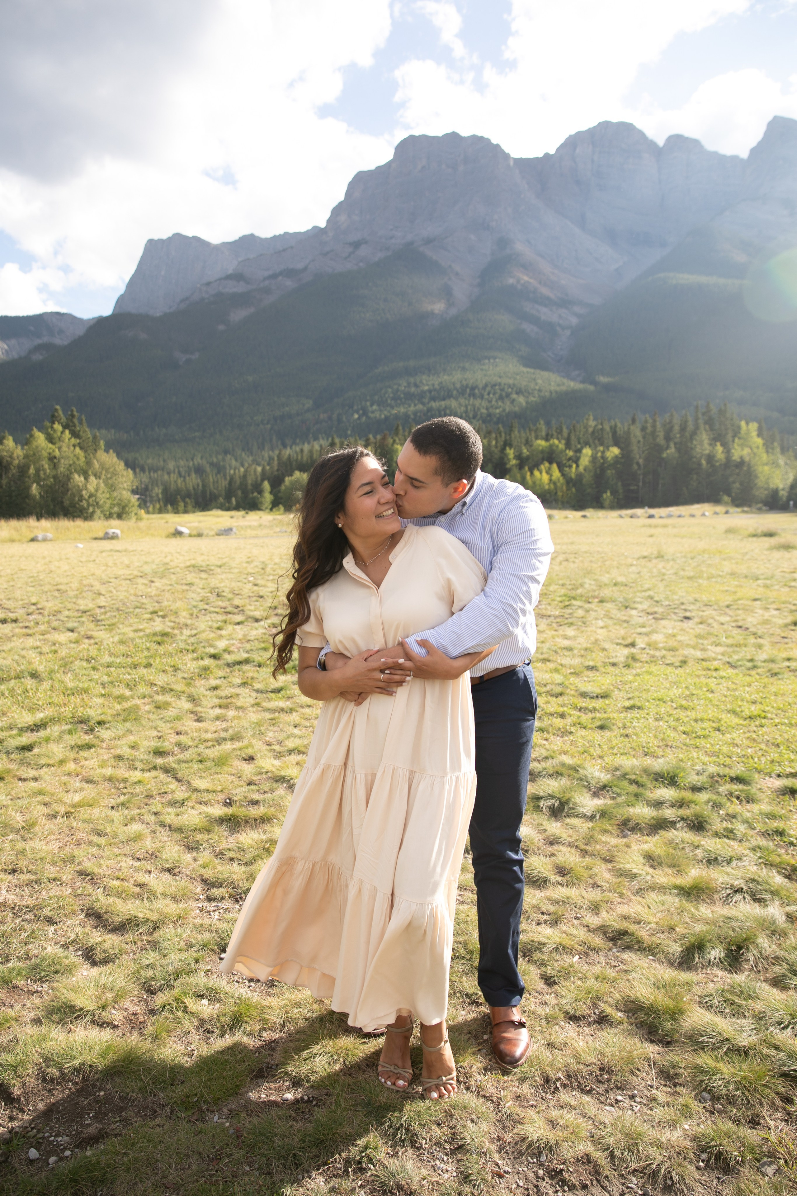 Pierina & Thomas — Canmore Engagement. Fotografía accesible en Calgary