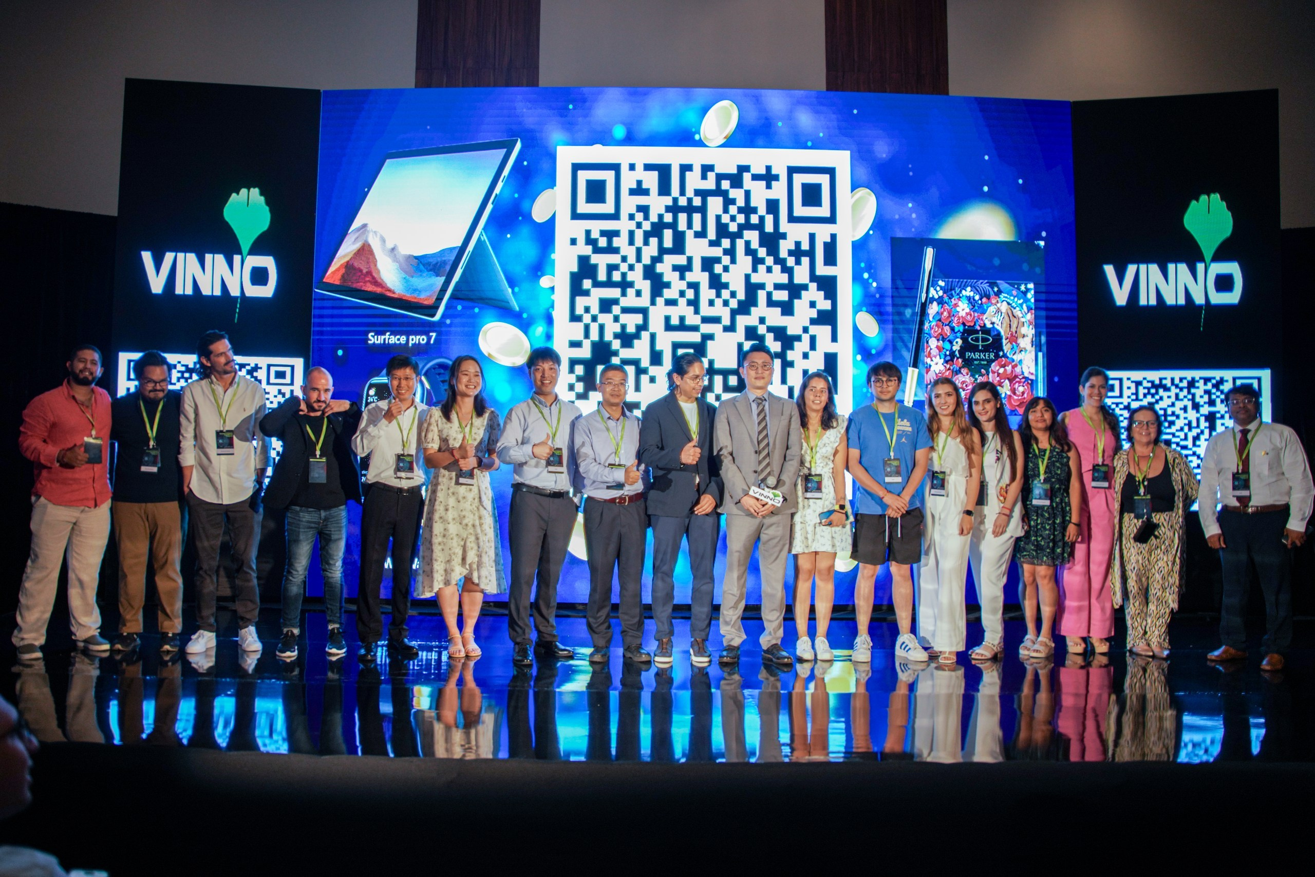 Corporate attendees gathered for an official group photo at the event.