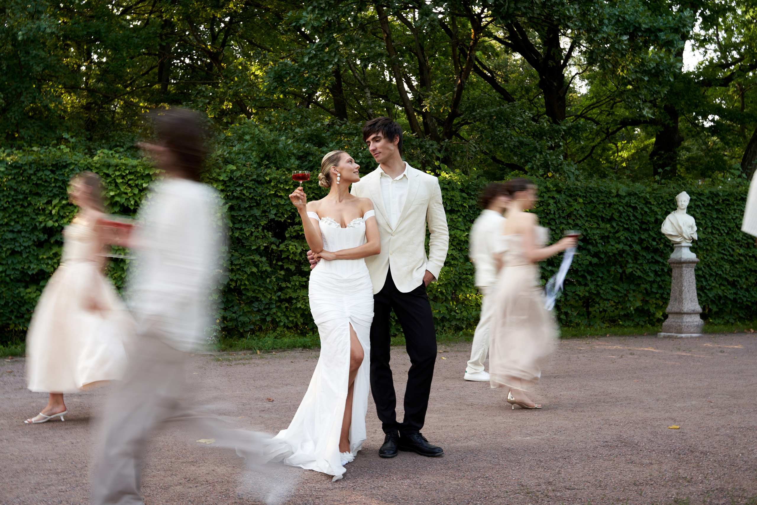 Artistic wedding photography in a European estate by a Cancun wedding photographer