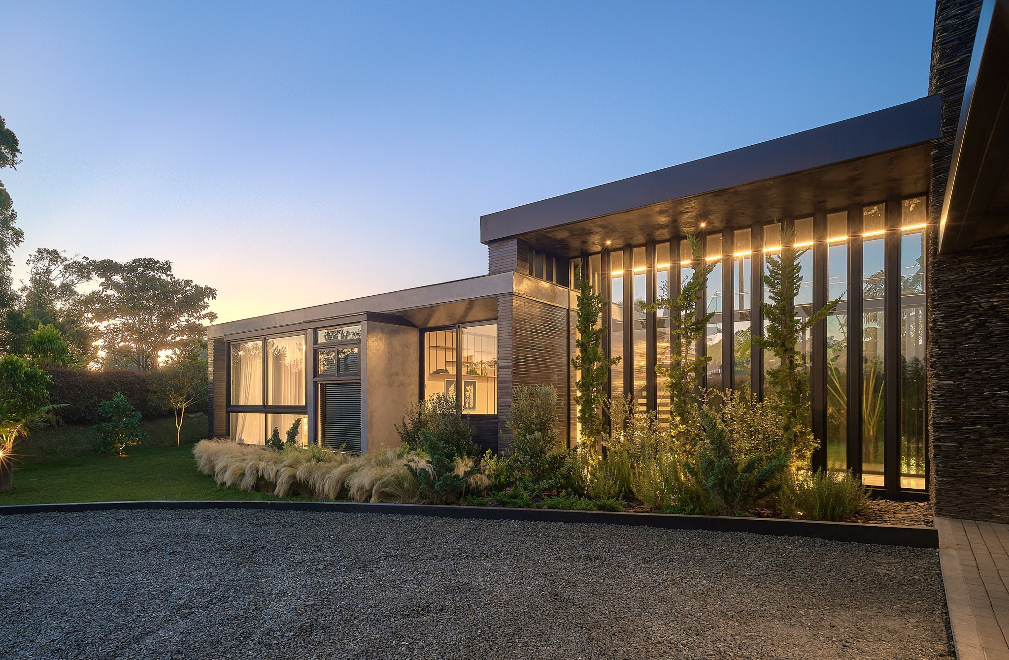 Fachada y atardecer Casa DB de Vicaría Arquitectura