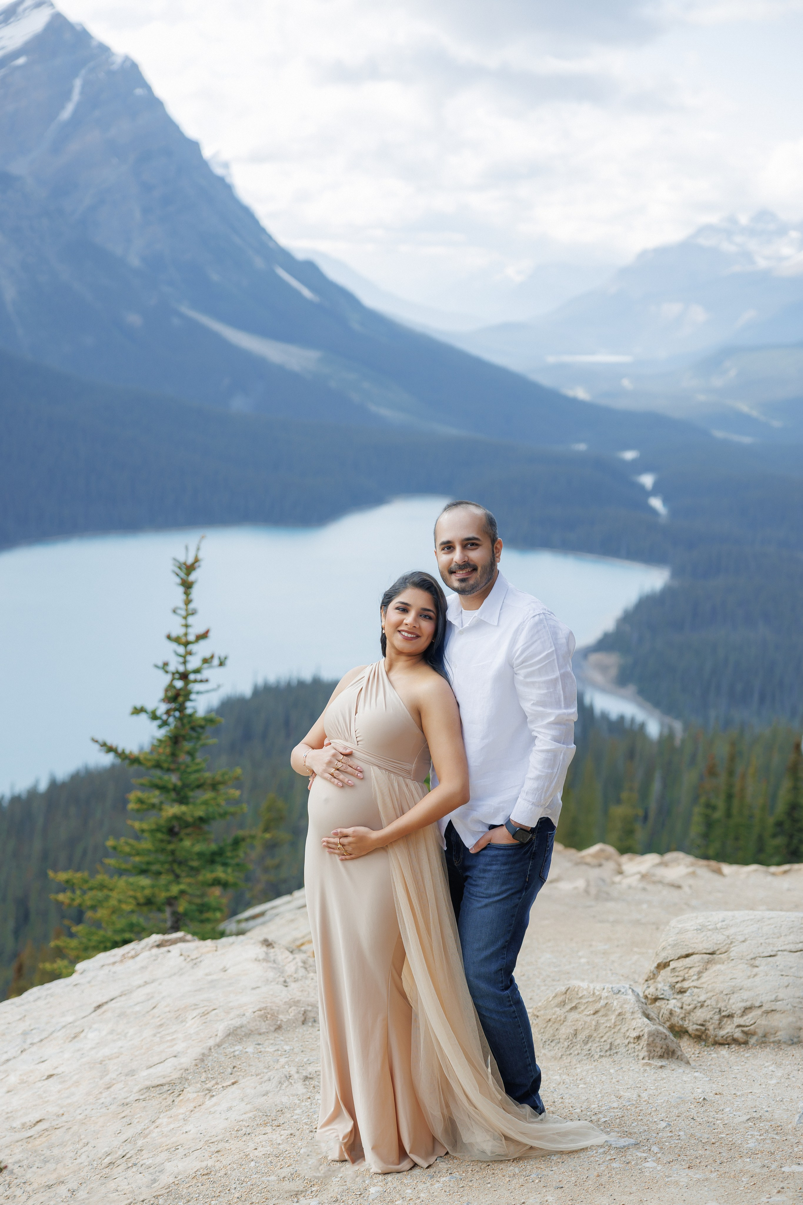 Mountain maternity shoot. Photographer Elvira Hryshchenko