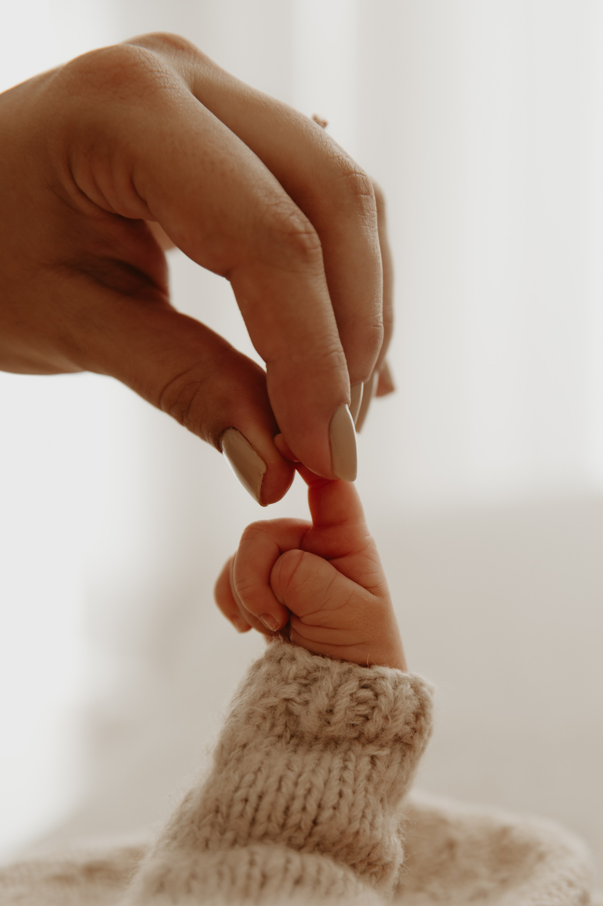 detalhe das mãos do recém-nascido em ensaio newborn em Sorocaba