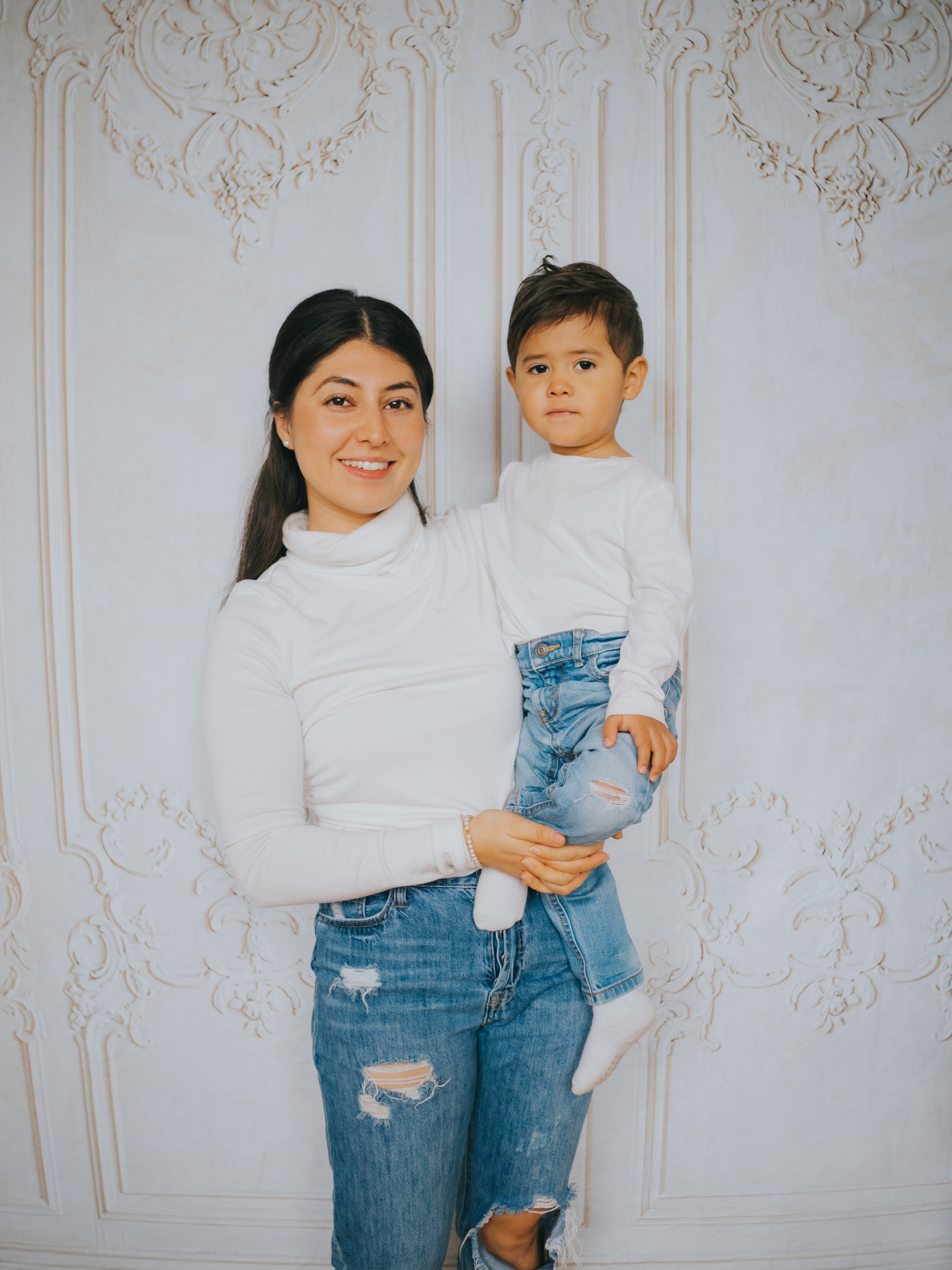 Mère et fils posant pour une photo de famille.