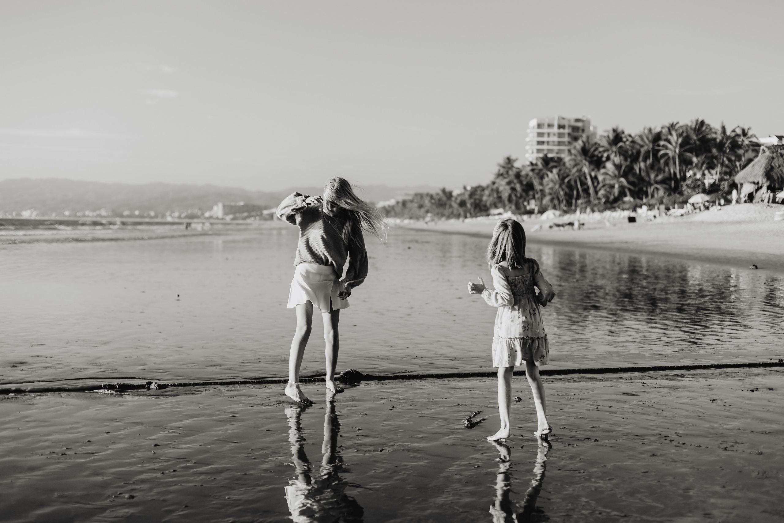 Laughter, Sand, and Sea: A Family Session in Nuevo Vallarta. Fotógrafo de Bodas en Puerto Vallarta y Riviera Nayarit | VL photo & film