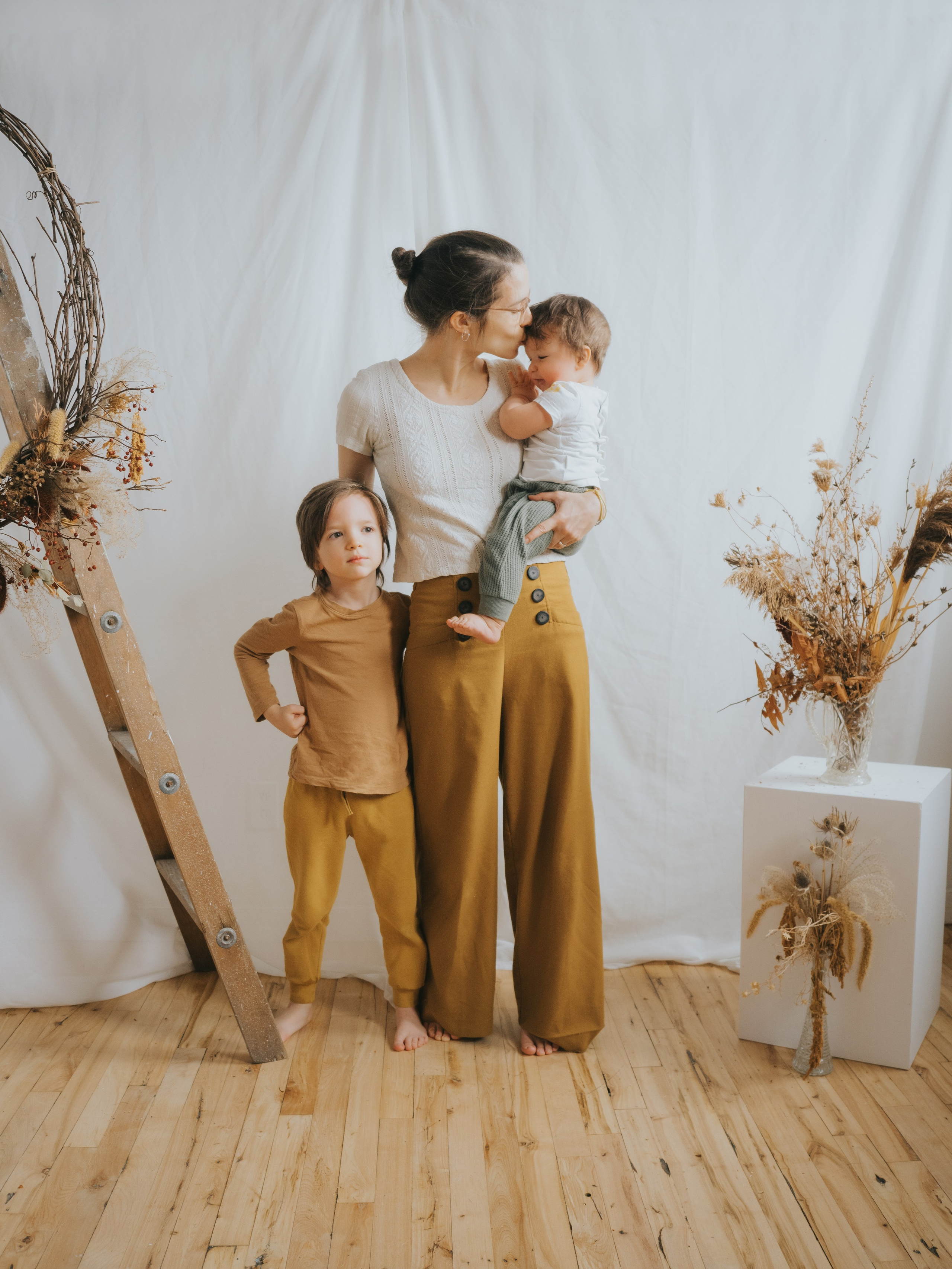 Mère avec deux fils posant pour une séance photo de la fête des mères à Montréal.