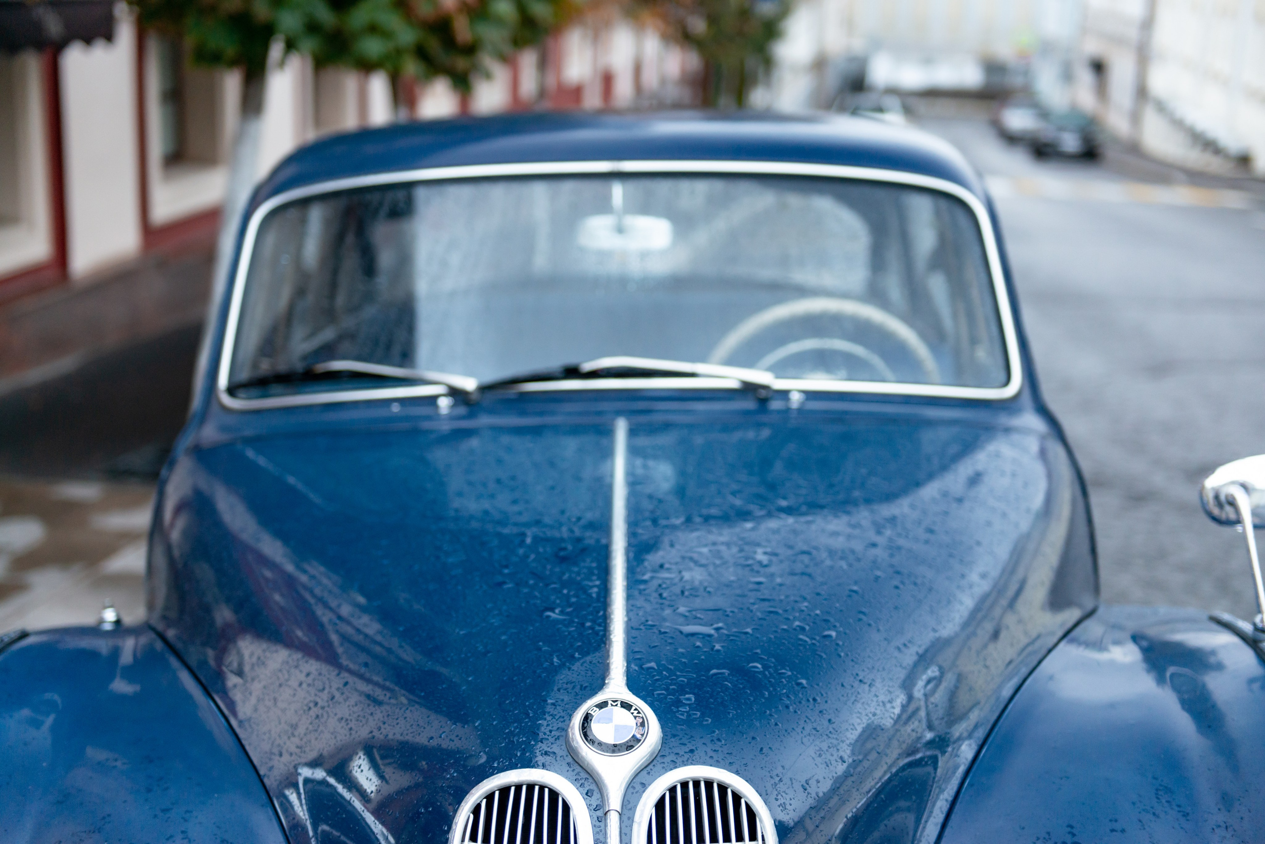 Красивая BMW 501 у ресторана Ноев Ковчег в Москве. PHOTOGRAPHER QUINTANA ROO