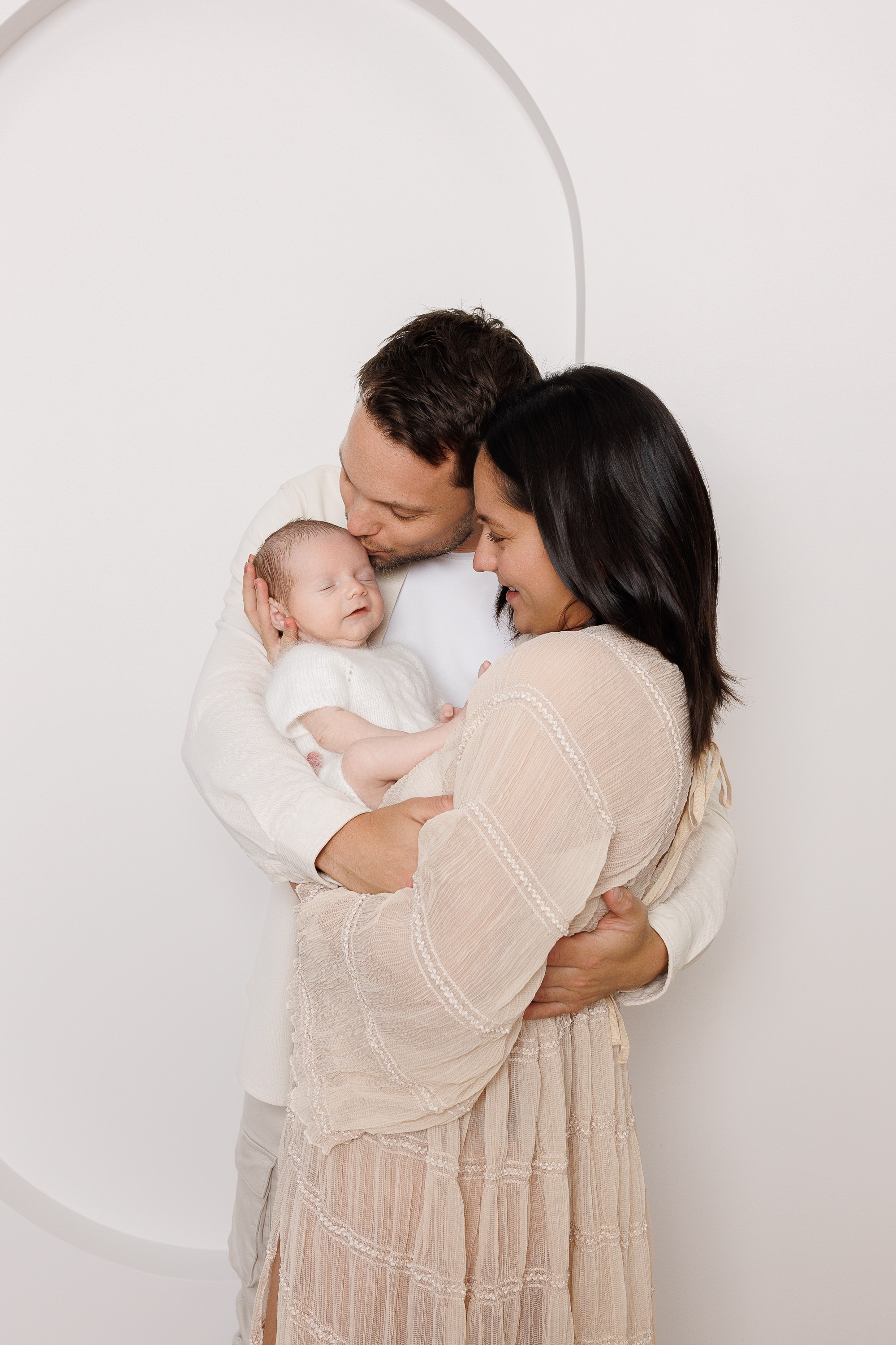 NEWBORN. Je suis photographe portraitiste et je réalise des portraits à toutes les étapes de votre vie! Bienvenue dans mon studio à Westmount, Qc