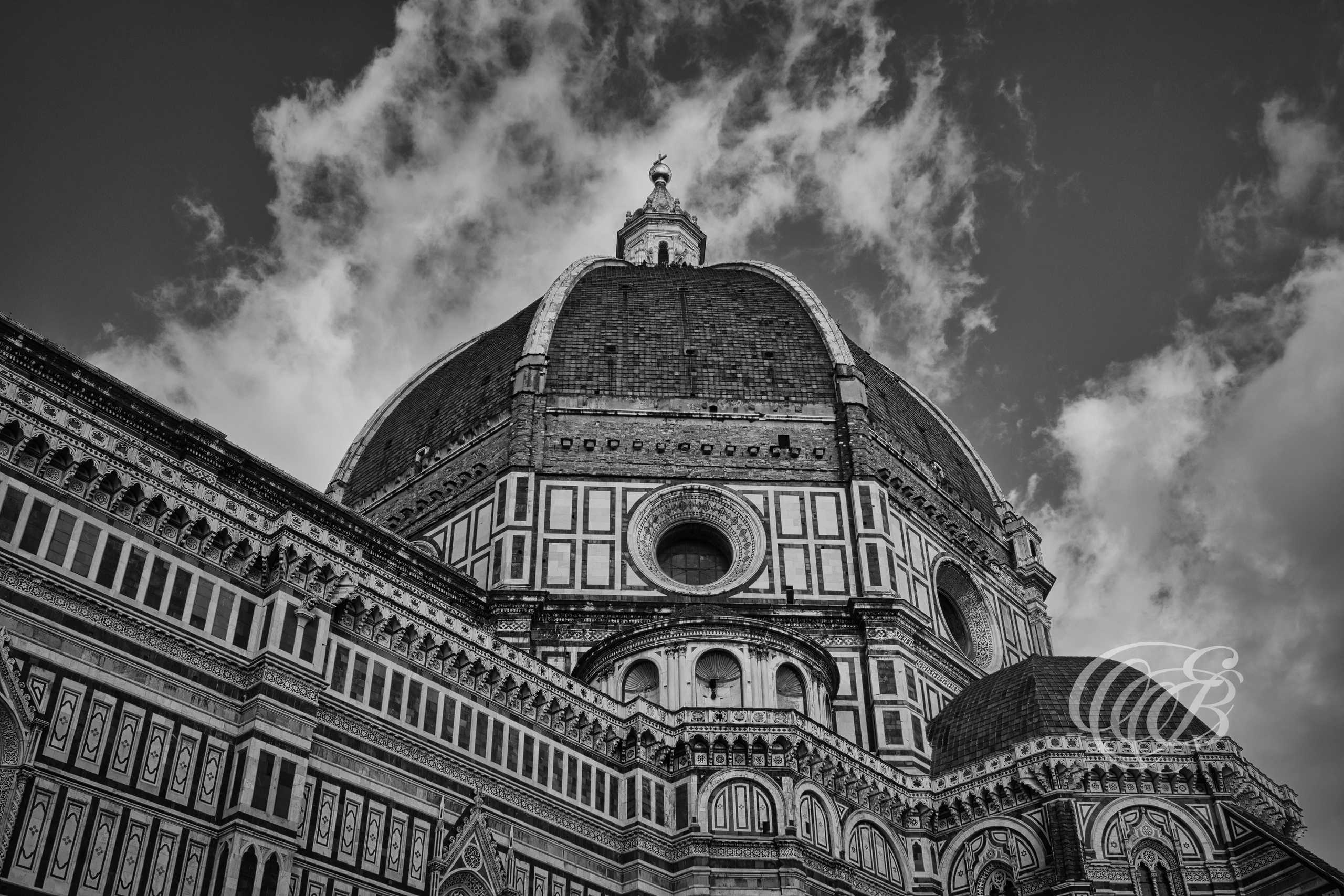 ITALY – FLORENCE — Brunelleschi’s Dome Cathedral of Santa Maria del Fiore Black and White — Architectural view of Renaissance dome designed by Filippo Brunelleschi dominating Florence skyline, showing curved masonry structure and historic cathedral context, Florence, Italy — Eduardo Bartoli Photography.