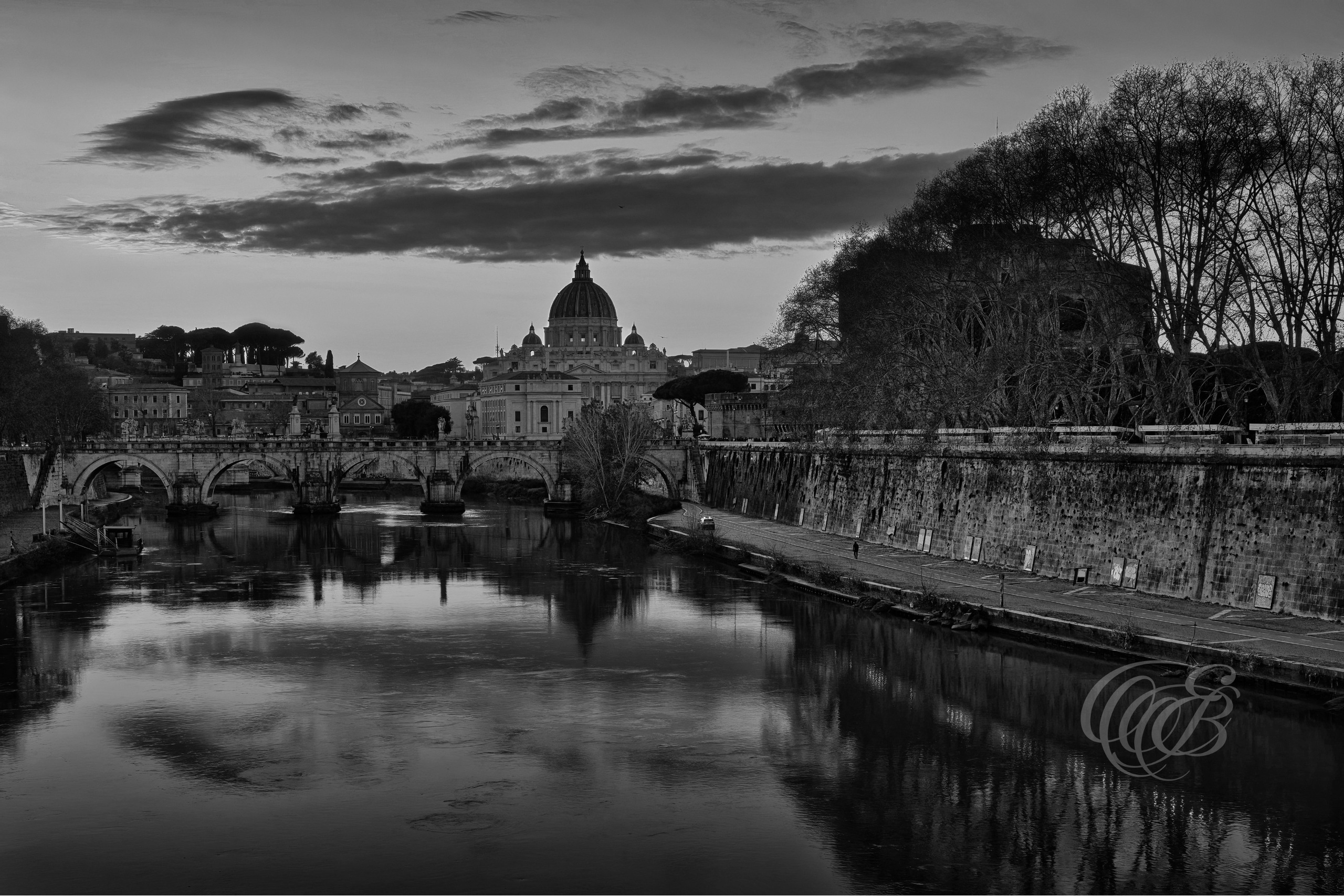 Rome, Italy – Sunset view from Ponte Sant’Angelo toward St. Peter’s Basilica, showing Tiber River, historic bridge, and Vatican dome in evening light – Eduardo Bartoli Photography.